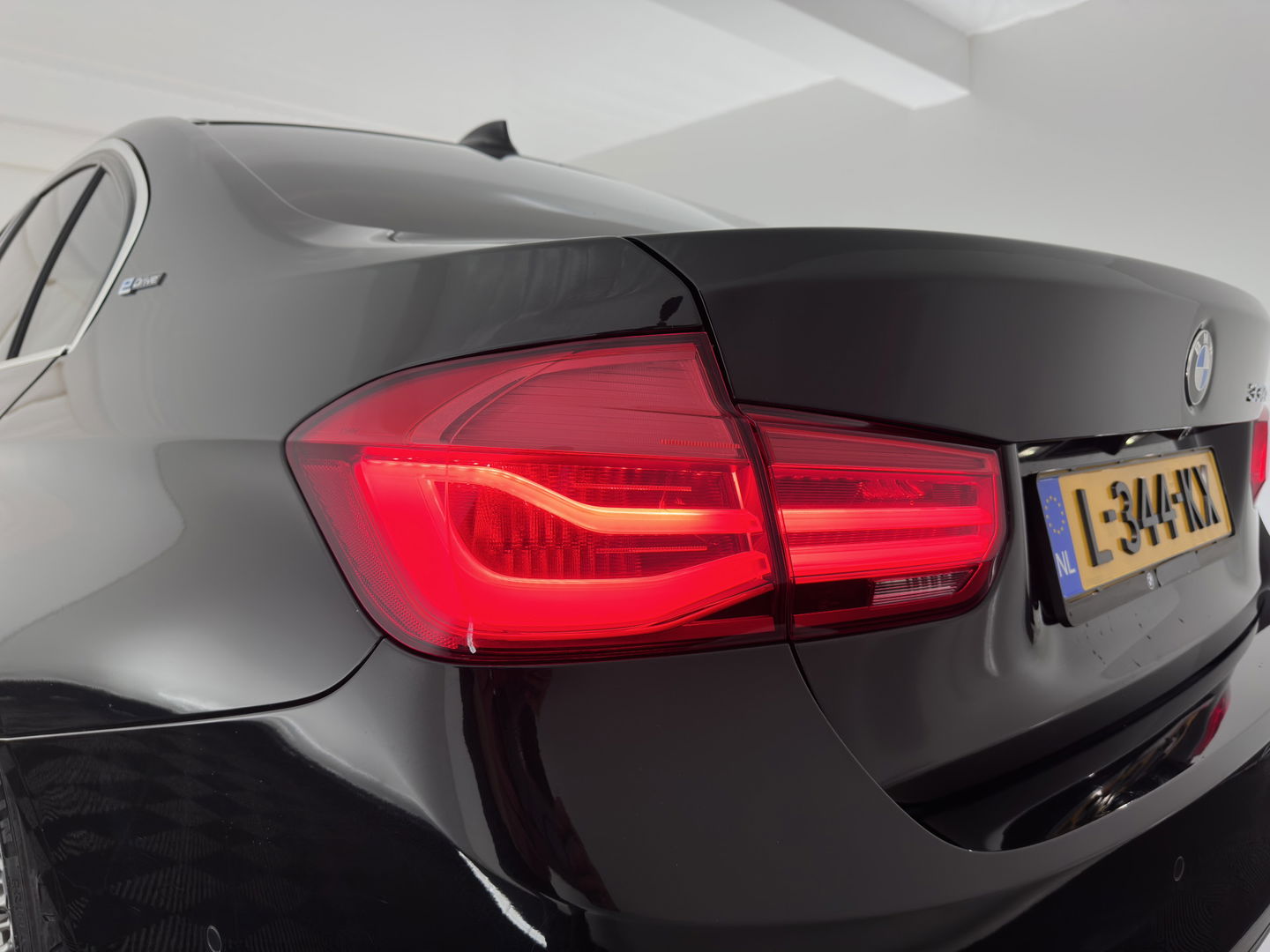 BMW 3-serie 330e High Executive Plug-In Aut. *FULL-LEATHER | FULL-LED | ADAPTIVE-CRUISE | MEMORY-PACK | KEYLESS | HIFI-SOUND | CAMERA | HEATED-SPORTSEATS | DAB+ | NAVI-FULLMAP | PRIVACY-GLASS | SHIFT-PADDLES | 18"ALU*