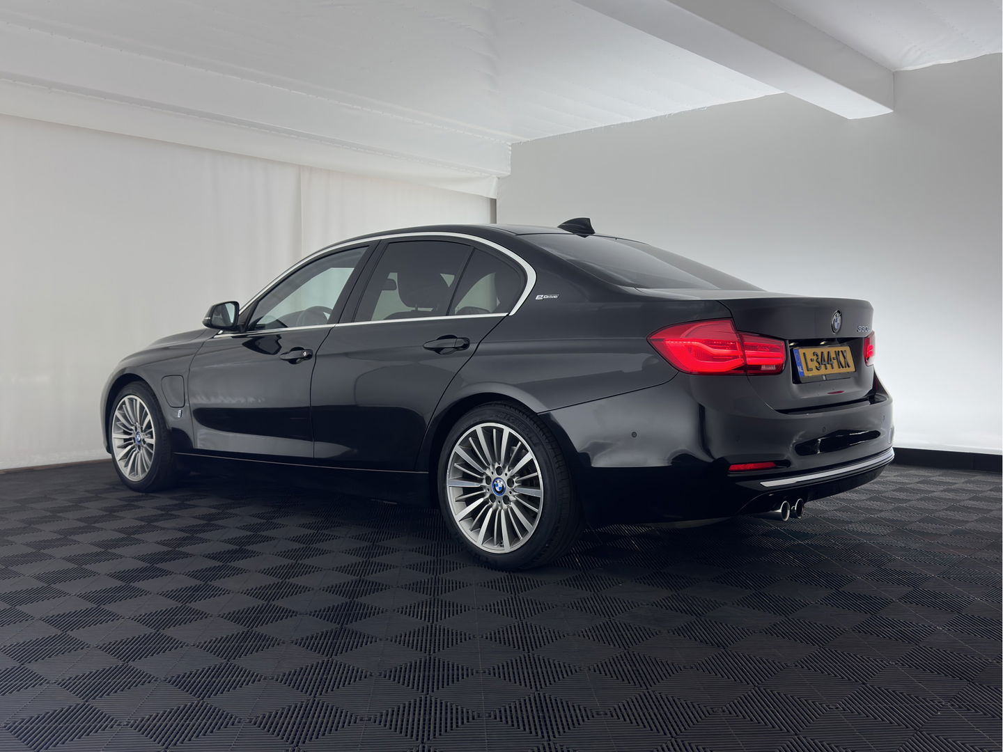 BMW 3-serie 330e High Executive Plug-In Aut. *FULL-LEATHER | FULL-LED | ADAPTIVE-CRUISE | MEMORY-PACK | KEYLESS | HIFI-SOUND | CAMERA | HEATED-SPORTSEATS | DAB+ | NAVI-FULLMAP | PRIVACY-GLASS | SHIFT-PADDLES | 18"ALU*