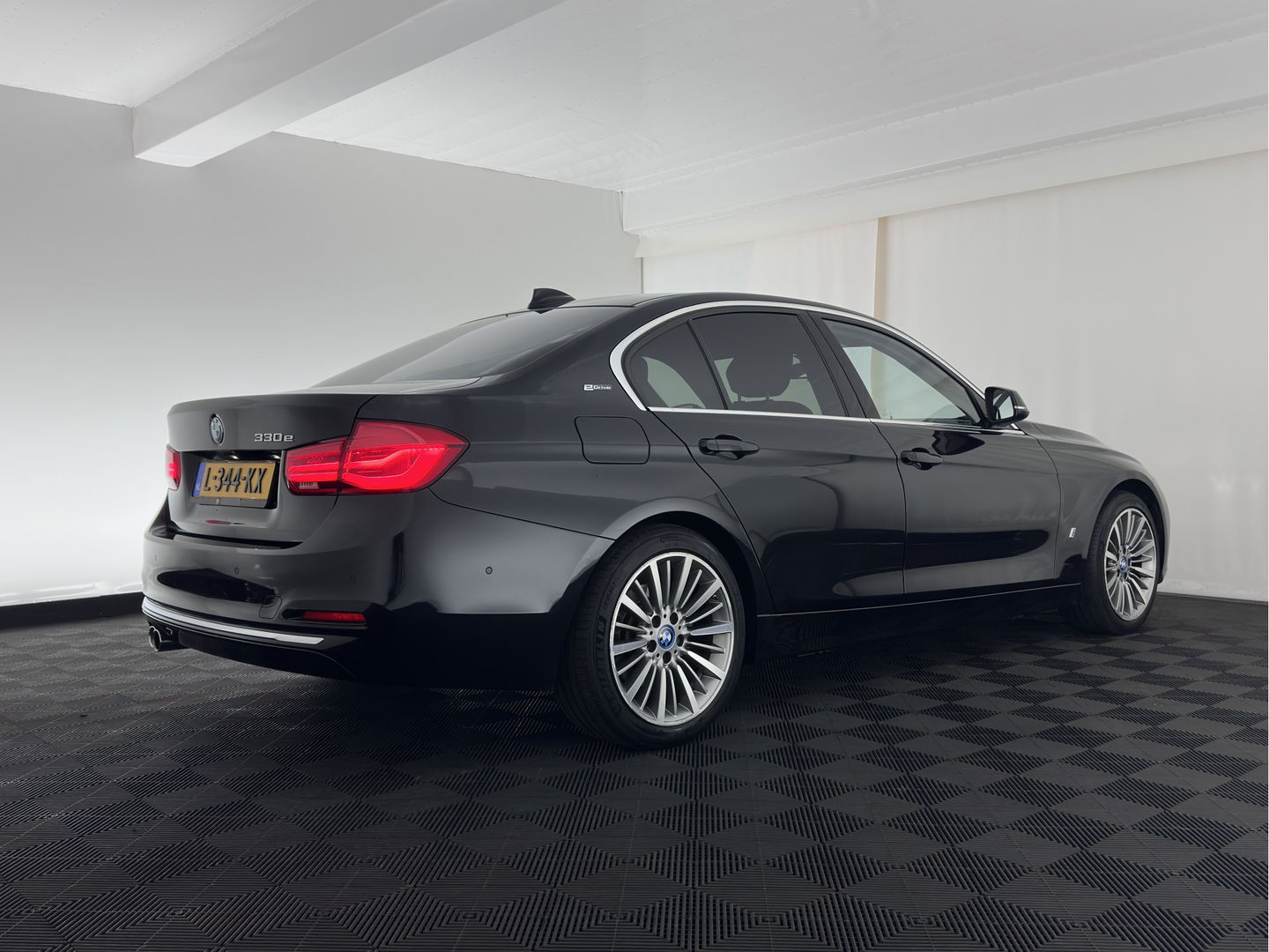 BMW 3-serie 330e High Executive Plug-In Aut. *FULL-LEATHER | FULL-LED | ADAPTIVE-CRUISE | MEMORY-PACK | KEYLESS | HIFI-SOUND | CAMERA | HEATED-SPORTSEATS | DAB+ | NAVI-FULLMAP | PRIVACY-GLASS | SHIFT-PADDLES | 18"ALU*