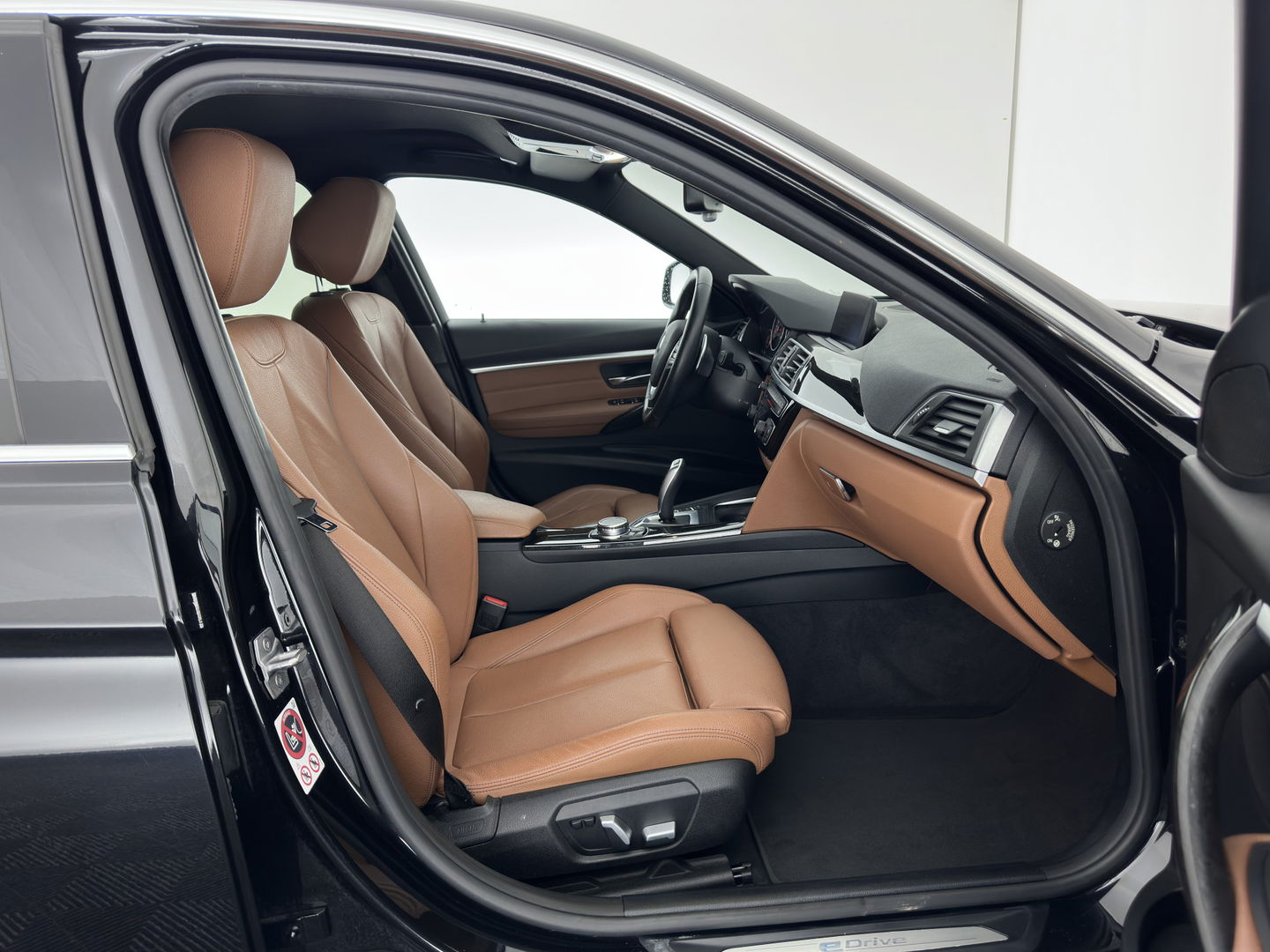 BMW 3-serie 330e High Executive Plug-In Aut. *FULL-LEATHER | FULL-LED | ADAPTIVE-CRUISE | MEMORY-PACK | KEYLESS | HIFI-SOUND | CAMERA | HEATED-SPORTSEATS | DAB+ | NAVI-FULLMAP | PRIVACY-GLASS | SHIFT-PADDLES | 18"ALU*