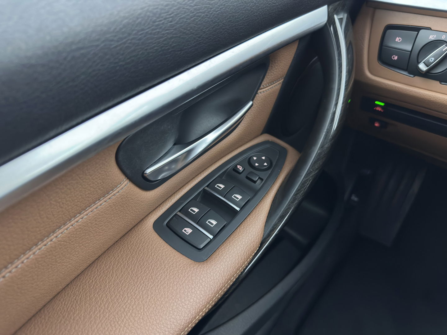 BMW 3-serie 330e High Executive Plug-In Aut. *FULL-LEATHER | FULL-LED | ADAPTIVE-CRUISE | MEMORY-PACK | KEYLESS | HIFI-SOUND | CAMERA | HEATED-SPORTSEATS | DAB+ | NAVI-FULLMAP | PRIVACY-GLASS | SHIFT-PADDLES | 18"ALU*