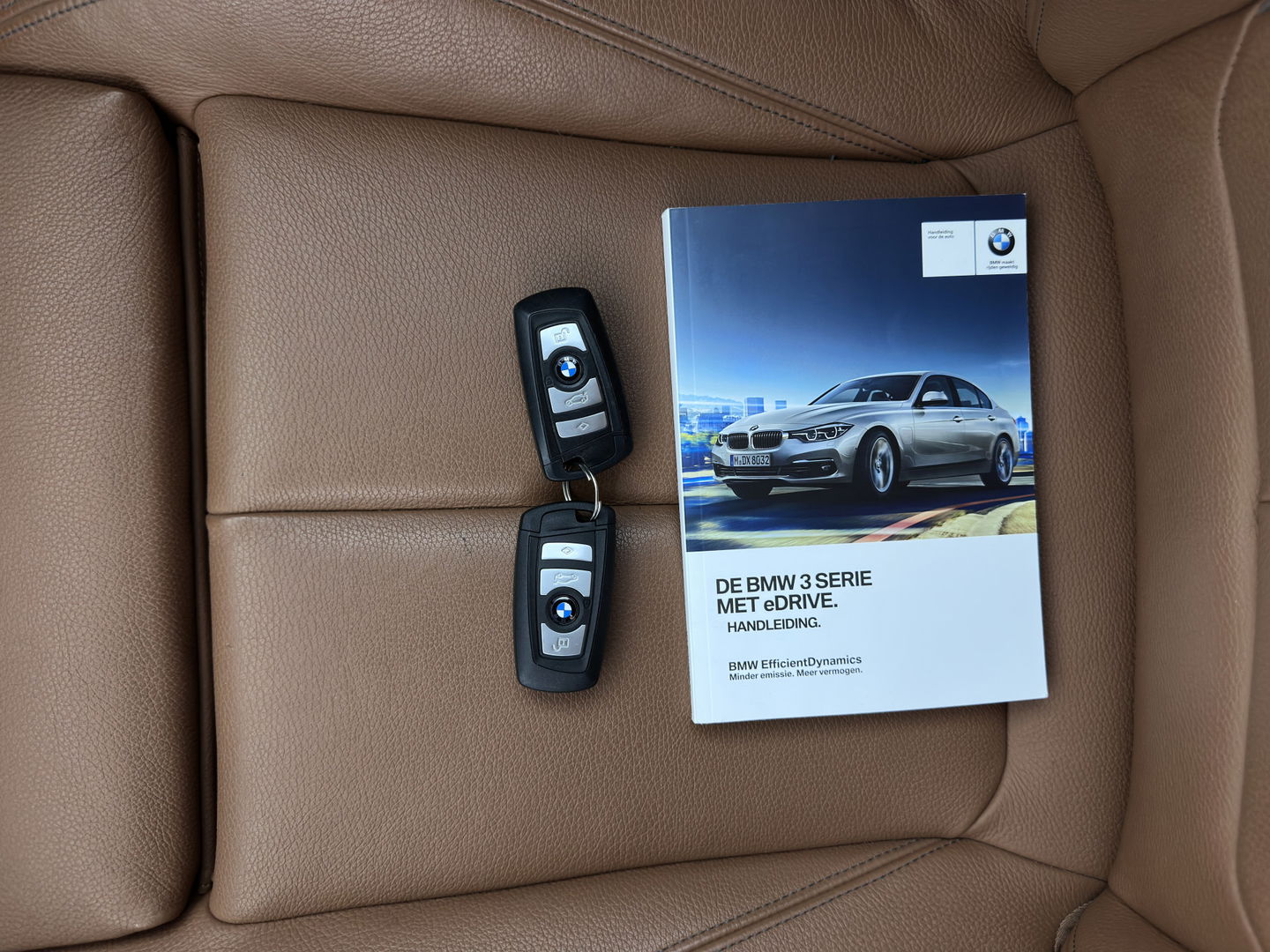 BMW 3-serie 330e High Executive Plug-In Aut. *FULL-LEATHER | FULL-LED | ADAPTIVE-CRUISE | MEMORY-PACK | KEYLESS | HIFI-SOUND | CAMERA | HEATED-SPORTSEATS | DAB+ | NAVI-FULLMAP | PRIVACY-GLASS | SHIFT-PADDLES | 18"ALU*
