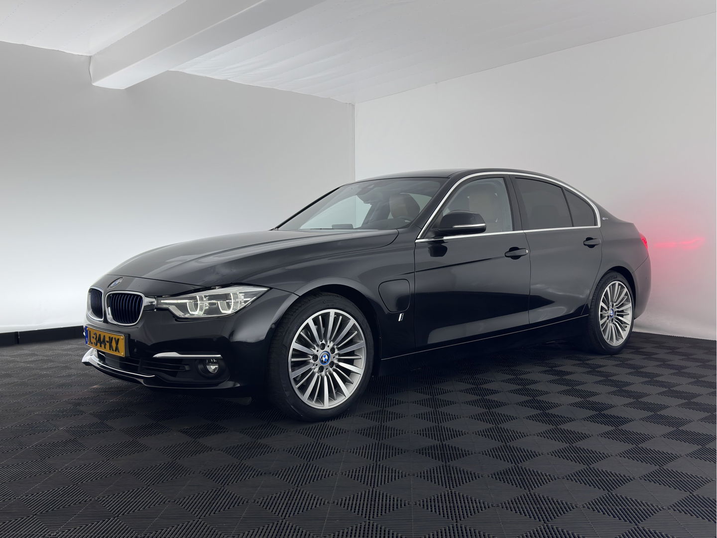 BMW 3-serie 330e High Executive Plug-In Aut. *FULL-LEATHER | FULL-LED | ADAPTIVE-CRUISE | MEMORY-PACK | KEYLESS | HIFI-SOUND | CAMERA | HEATED-SPORTSEATS | DAB+ | NAVI-FULLMAP | PRIVACY-GLASS | SHIFT-PADDLES | 18"ALU*