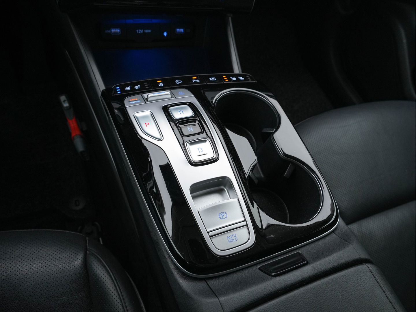 Hyundai Tucson 1.6 T-GDI PHEV Premium 4WD (INCL.BTW) *FULL-LEATER | FULL-LED | ADAPTIVE-CRUISE | BLIND-SPOT | MEMORY-PACK | TOP-VIEW | KEYLESS | DIGI-COCKPIT | HEATED/VENTILATED-COMFORTSEATS | DAB+ | PRIVACY-GLASS | SHIFT-PADDLES | 1