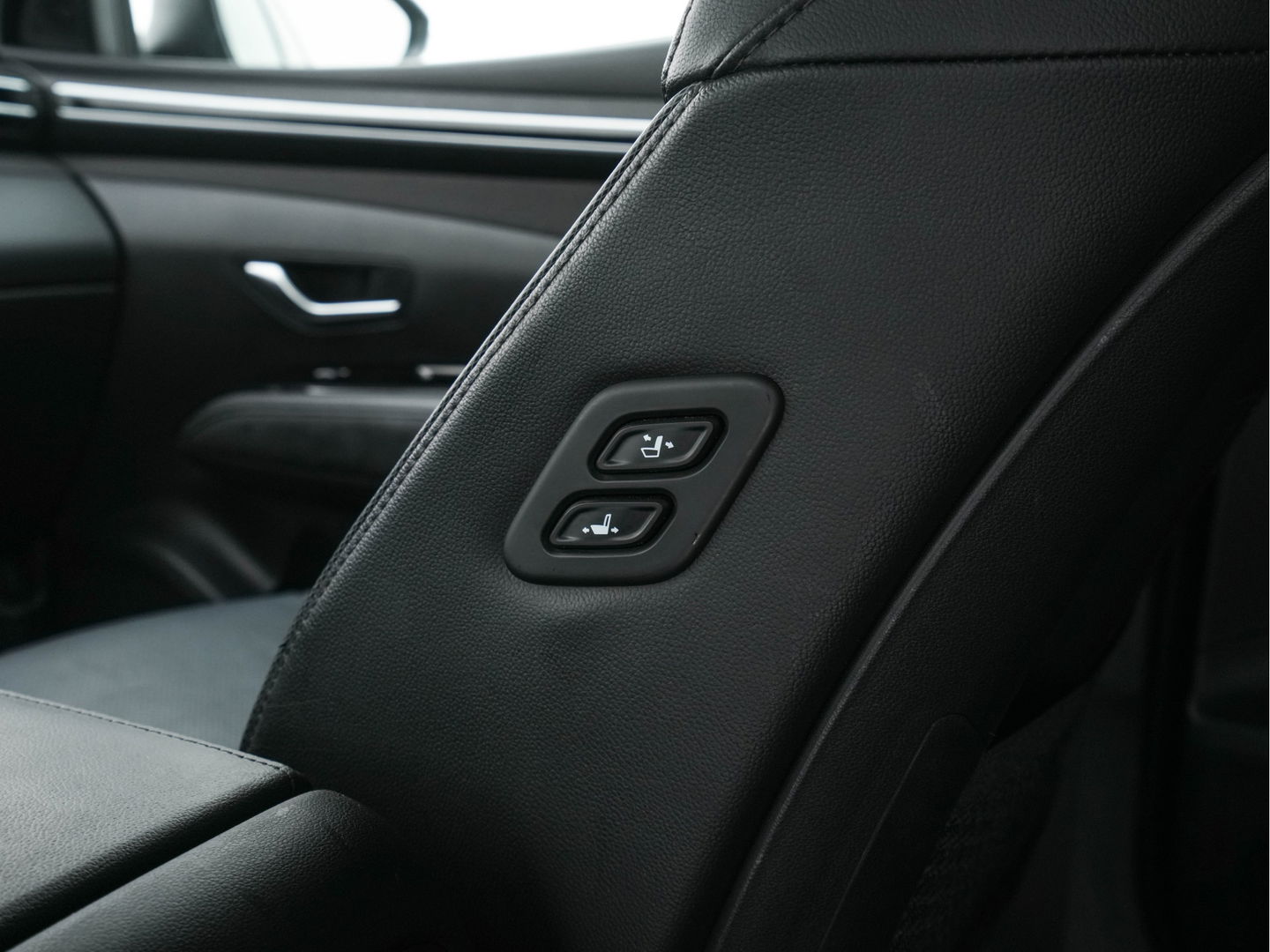 Hyundai Tucson 1.6 T-GDI PHEV Premium 4WD (INCL.BTW) *FULL-LEATER | FULL-LED | ADAPTIVE-CRUISE | BLIND-SPOT | MEMORY-PACK | TOP-VIEW | KEYLESS | DIGI-COCKPIT | HEATED/VENTILATED-COMFORTSEATS | DAB+ | PRIVACY-GLASS | SHIFT-PADDLES | 1