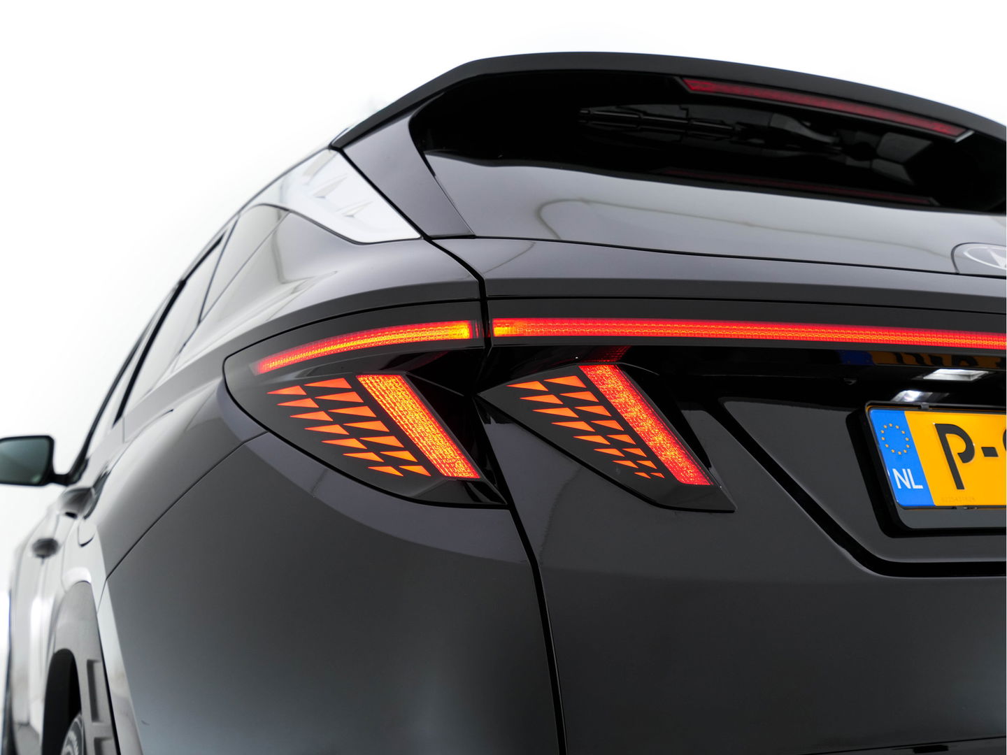 Hyundai Tucson 1.6 T-GDI PHEV Premium 4WD (INCL.BTW) *FULL-LEATER | FULL-LED | ADAPTIVE-CRUISE | BLIND-SPOT | MEMORY-PACK | TOP-VIEW | KEYLESS | DIGI-COCKPIT | HEATED/VENTILATED-COMFORTSEATS | DAB+ | PRIVACY-GLASS | SHIFT-PADDLES | 1