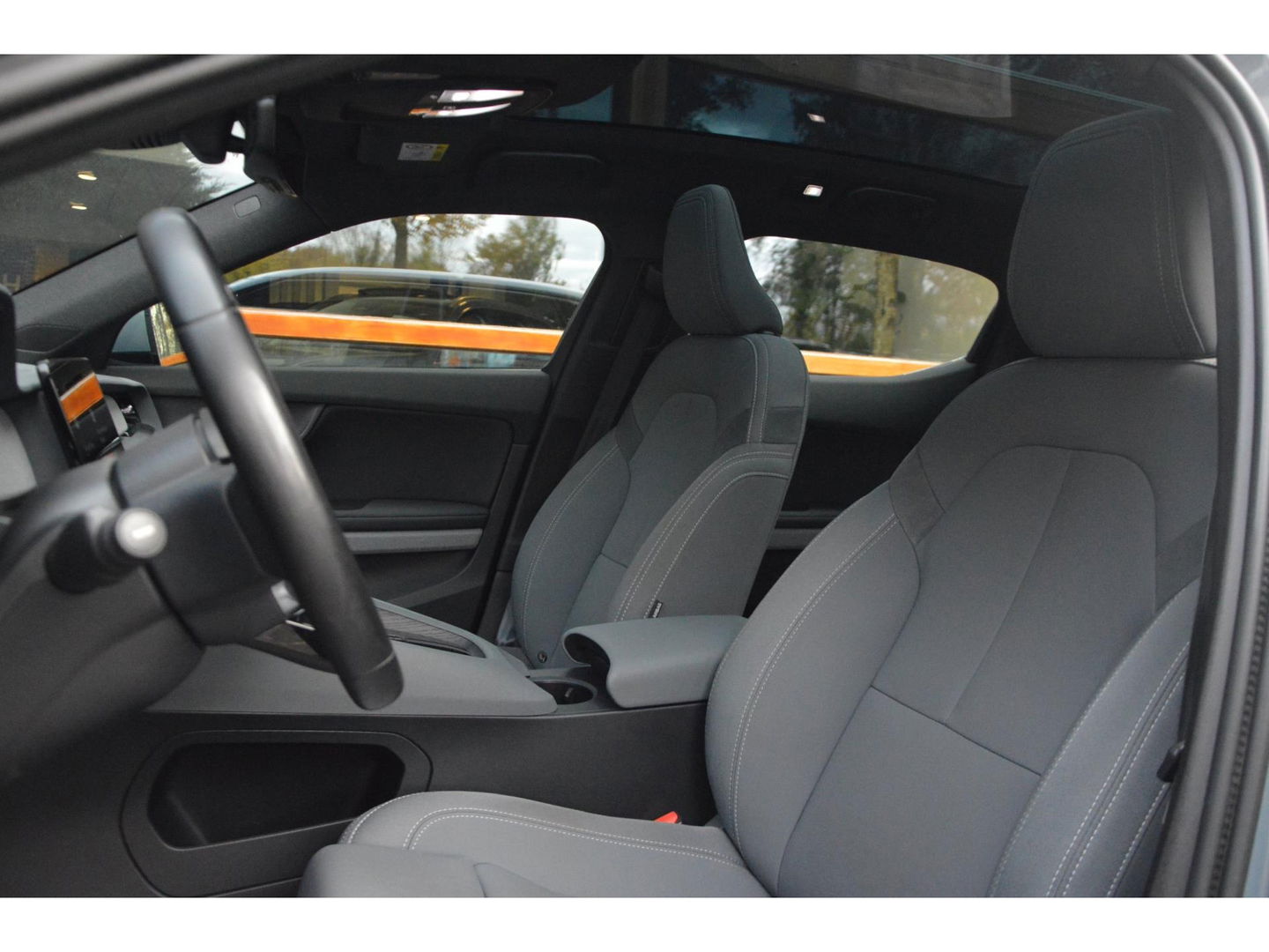 Polestar 2 Long Range Dual Motor Launch Edition 78kWh | Pilot assist | Trekhaak | Panoramadak | Stoel + Stuurverwarming | 360° |