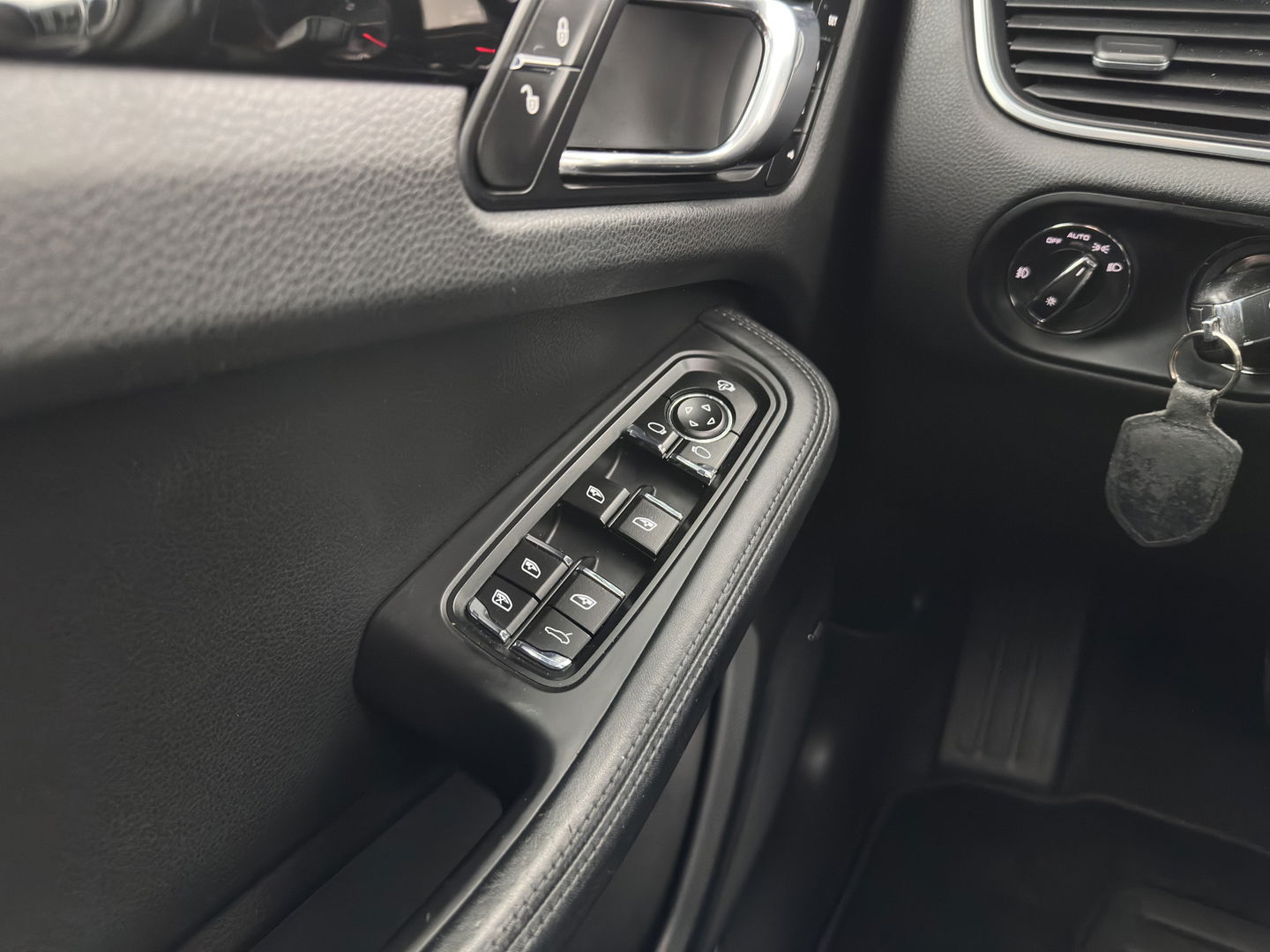 Porsche Macan 3.0 S Aut. *PANO | LUXURY-LEATHER | XENON | SPORT-CHRONO-PACK | MEMORY-PACK | BOSE-SOUND | AIR-SUSPENSION | HEATED-COMFORTSEATS | CAMERA | NAVI-FULLMAP | PRIVACY-GLASS | SHIFT-PADDLES | 21''ALU*