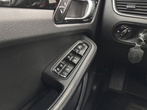 Porsche Macan 3.0 S Aut. *PANO | LUXURY-LEATHER | XENON | SPORT-CHRONO-PACK | MEMORY-PACK | BOSE-SOUND | AIR-SUSPENSION | HEATED-COMFORTSEATS | CAMERA | NAVI-FULLMAP | PRIVACY-GLASS | SHIFT-PADDLES | 21''ALU*