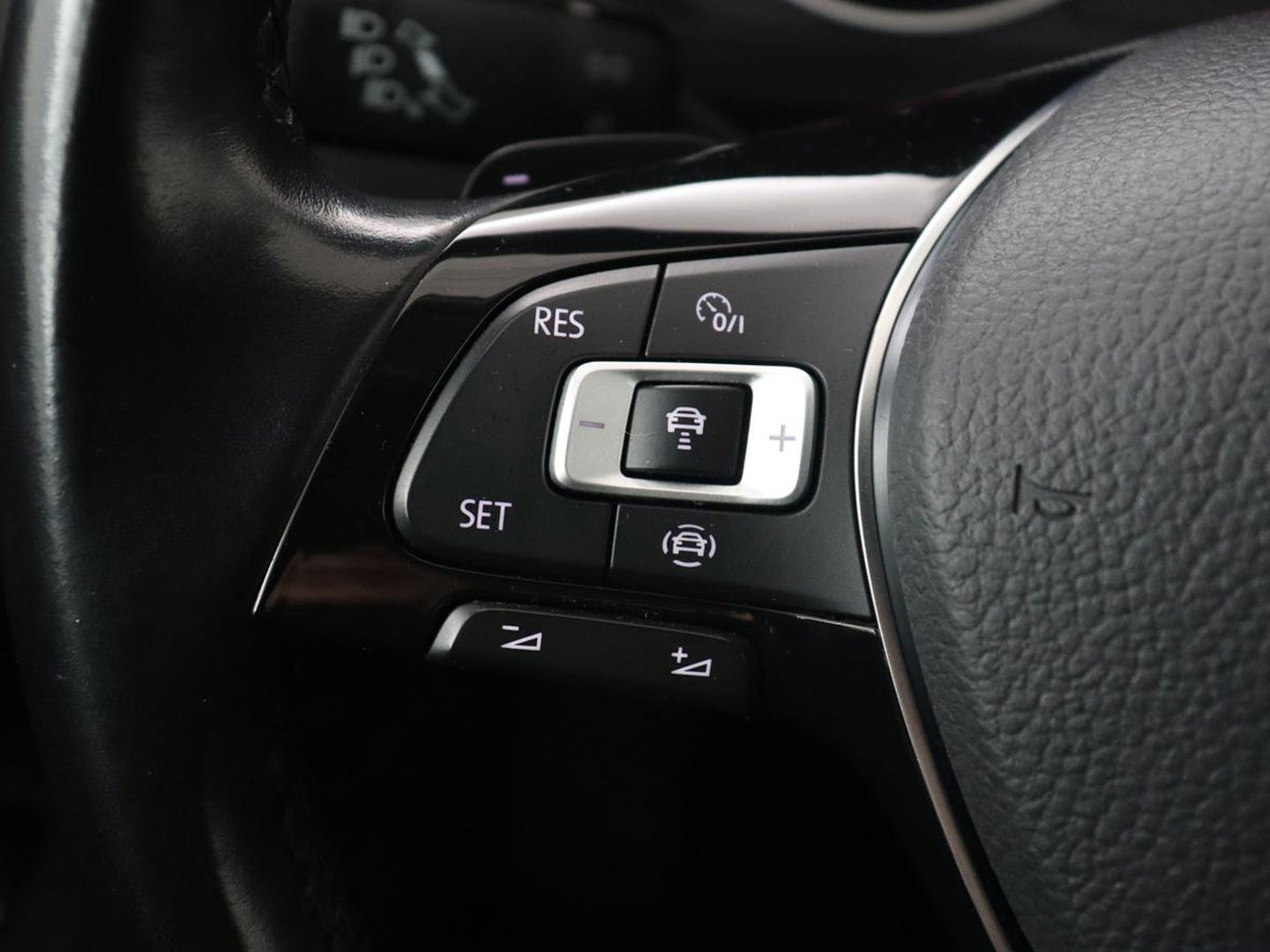 Volkswagen Tiguan 1.5 TSI Comfortline | Panoramadak | Stoelverwarming | Massage | Adaptive cruise | Carplay | Navigatie | Parkeerhulp