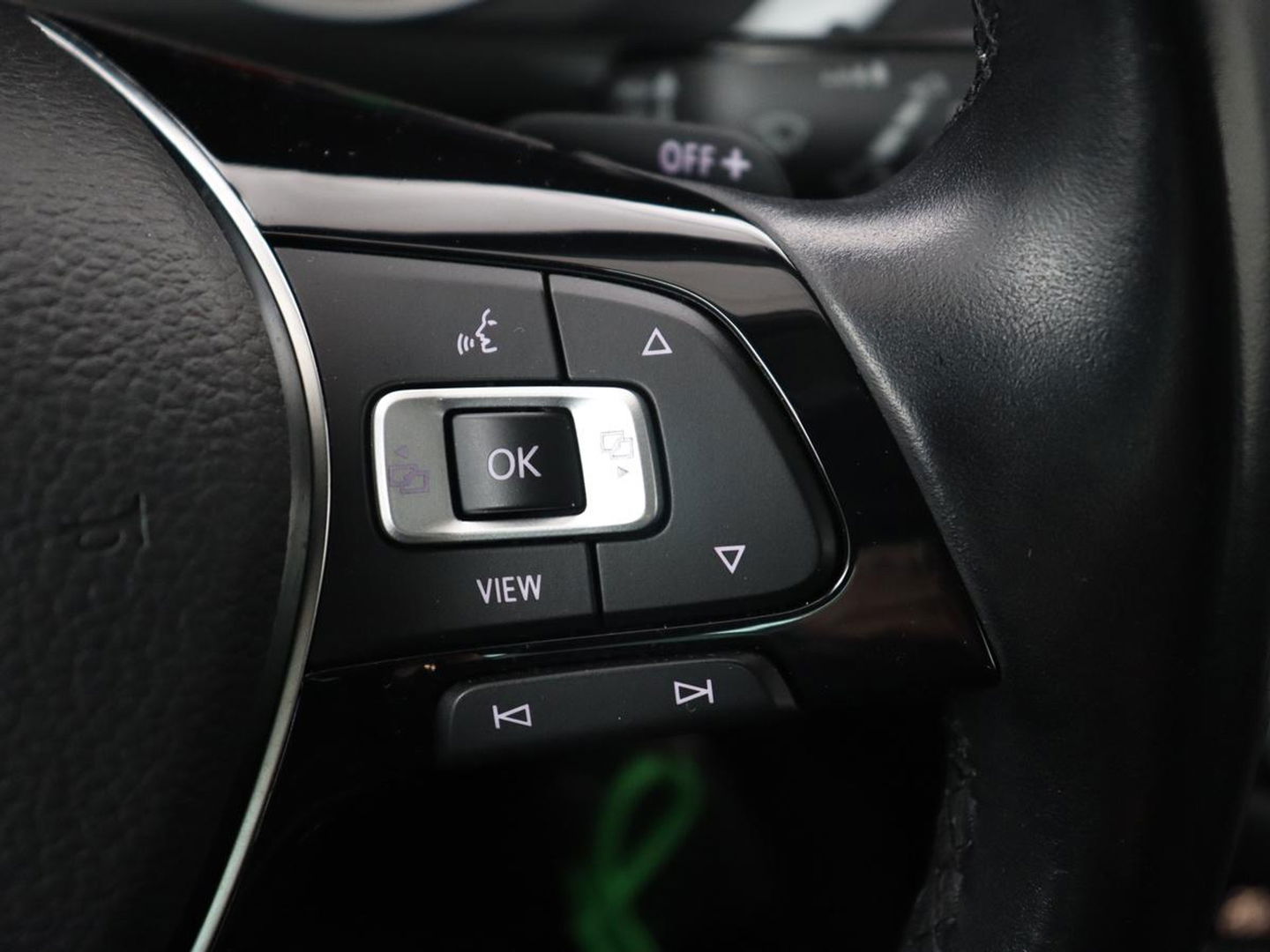 Volkswagen Tiguan 1.5 TSI Comfortline | Panoramadak | Stoelverwarming | Massage | Adaptive cruise | Carplay | Navigatie | Parkeerhulp