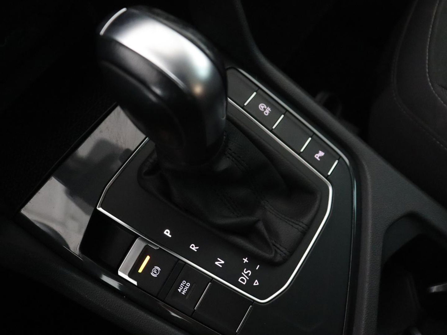 Volkswagen Tiguan 1.5 TSI Comfortline | Panoramadak | Stoelverwarming | Massage | Adaptive cruise | Carplay | Navigatie | Parkeerhulp