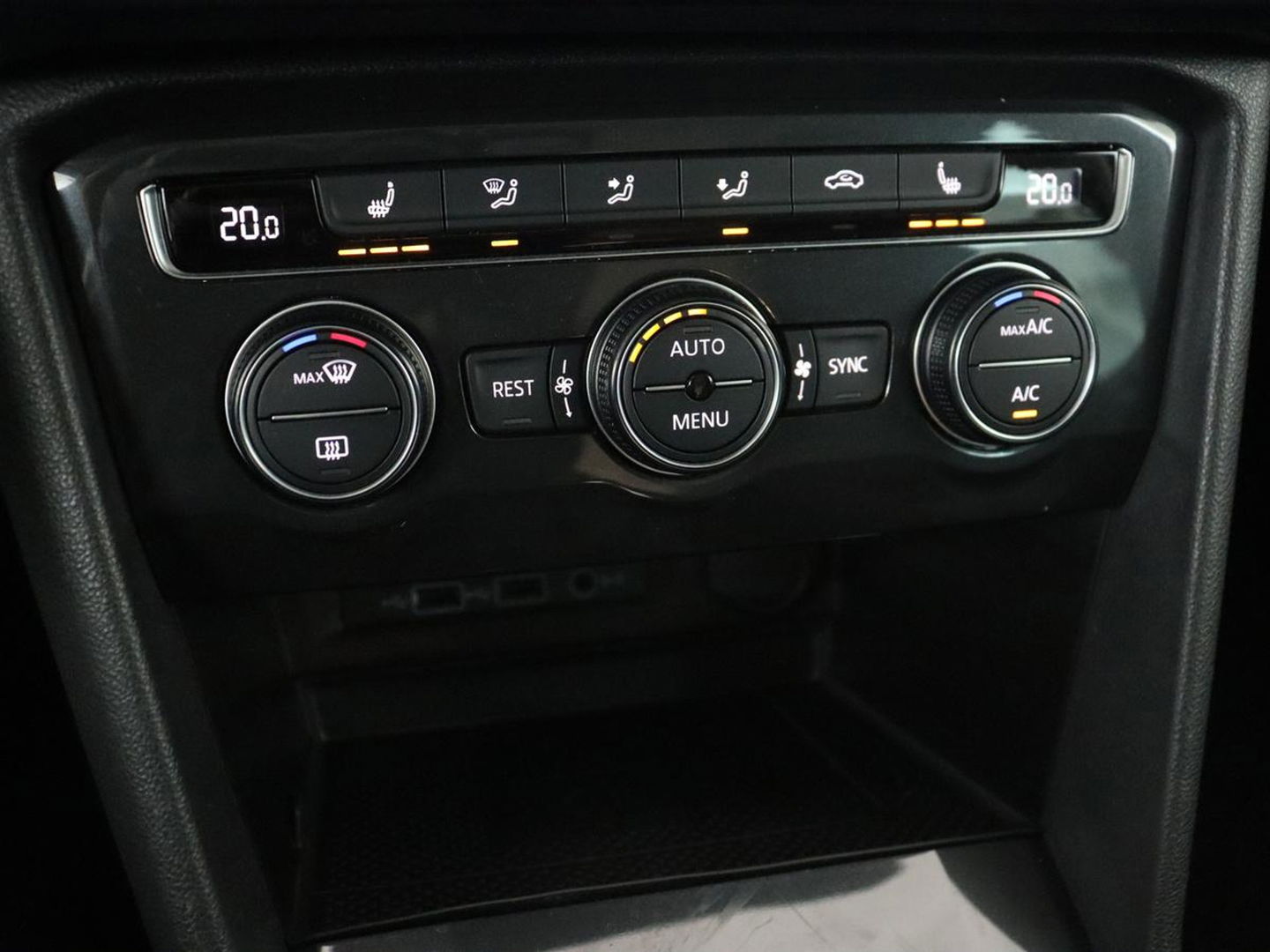 Volkswagen Tiguan 1.5 TSI Comfortline | Panoramadak | Stoelverwarming | Massage | Adaptive cruise | Carplay | Navigatie | Parkeerhulp