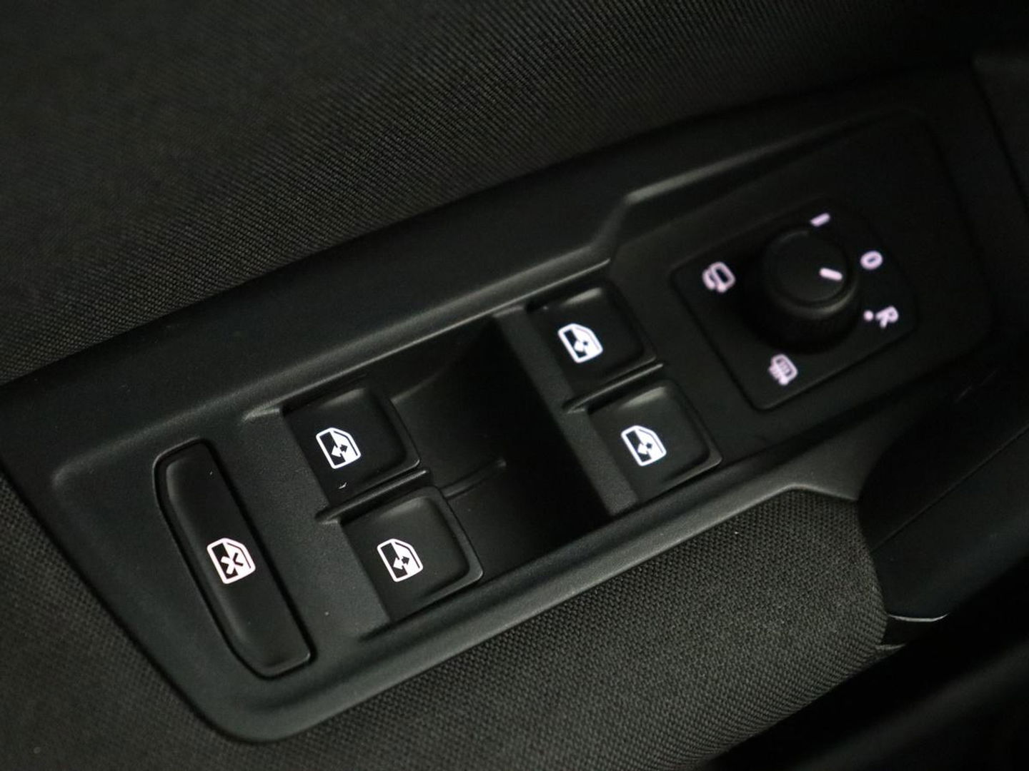 Volkswagen Tiguan 1.5 TSI Comfortline | Panoramadak | Stoelverwarming | Massage | Adaptive cruise | Carplay | Navigatie | Parkeerhulp