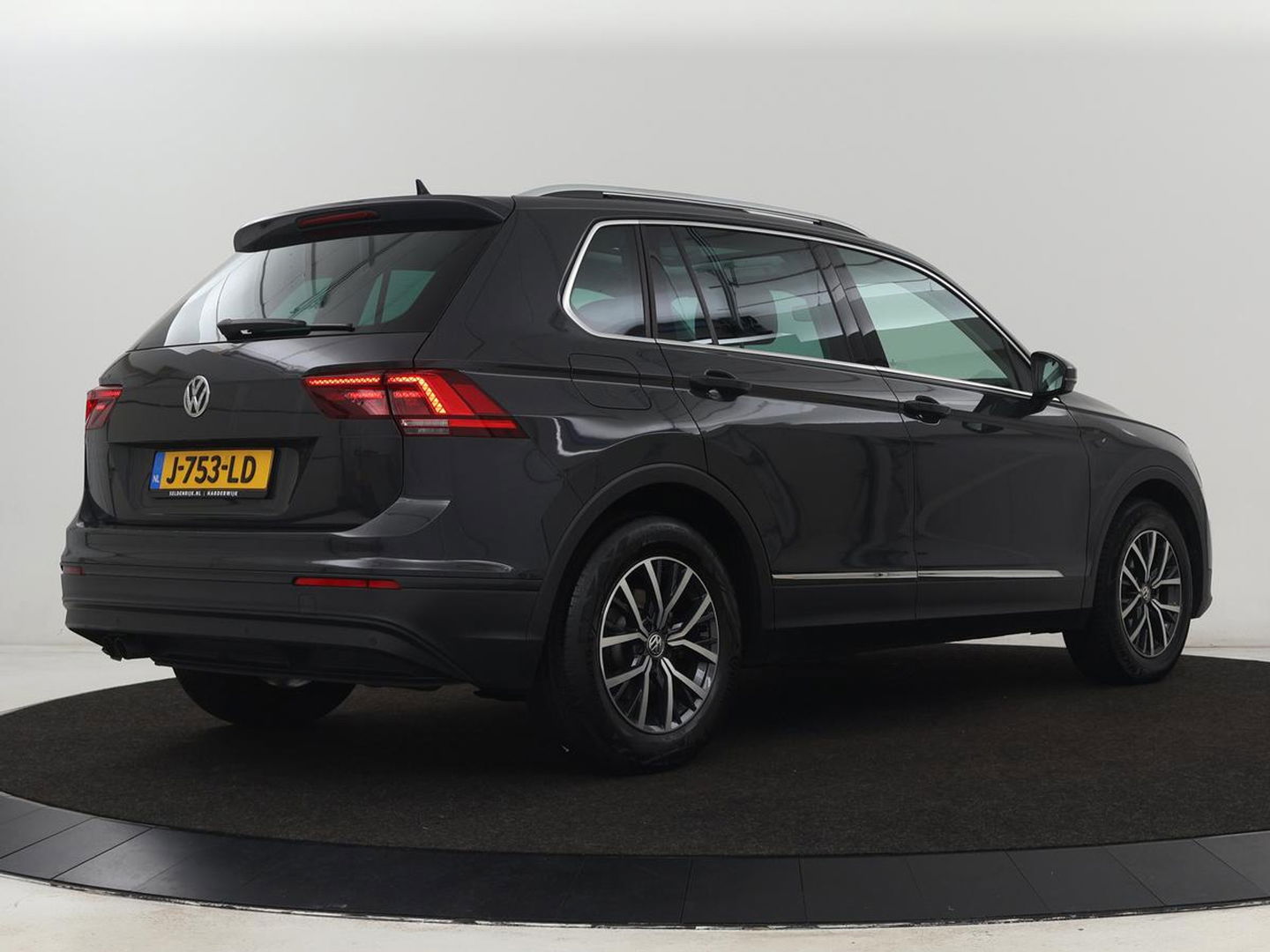 Volkswagen Tiguan 1.5 TSI Comfortline | Panoramadak | Stoelverwarming | Massage | Adaptive cruise | Carplay | Navigatie | Parkeerhulp