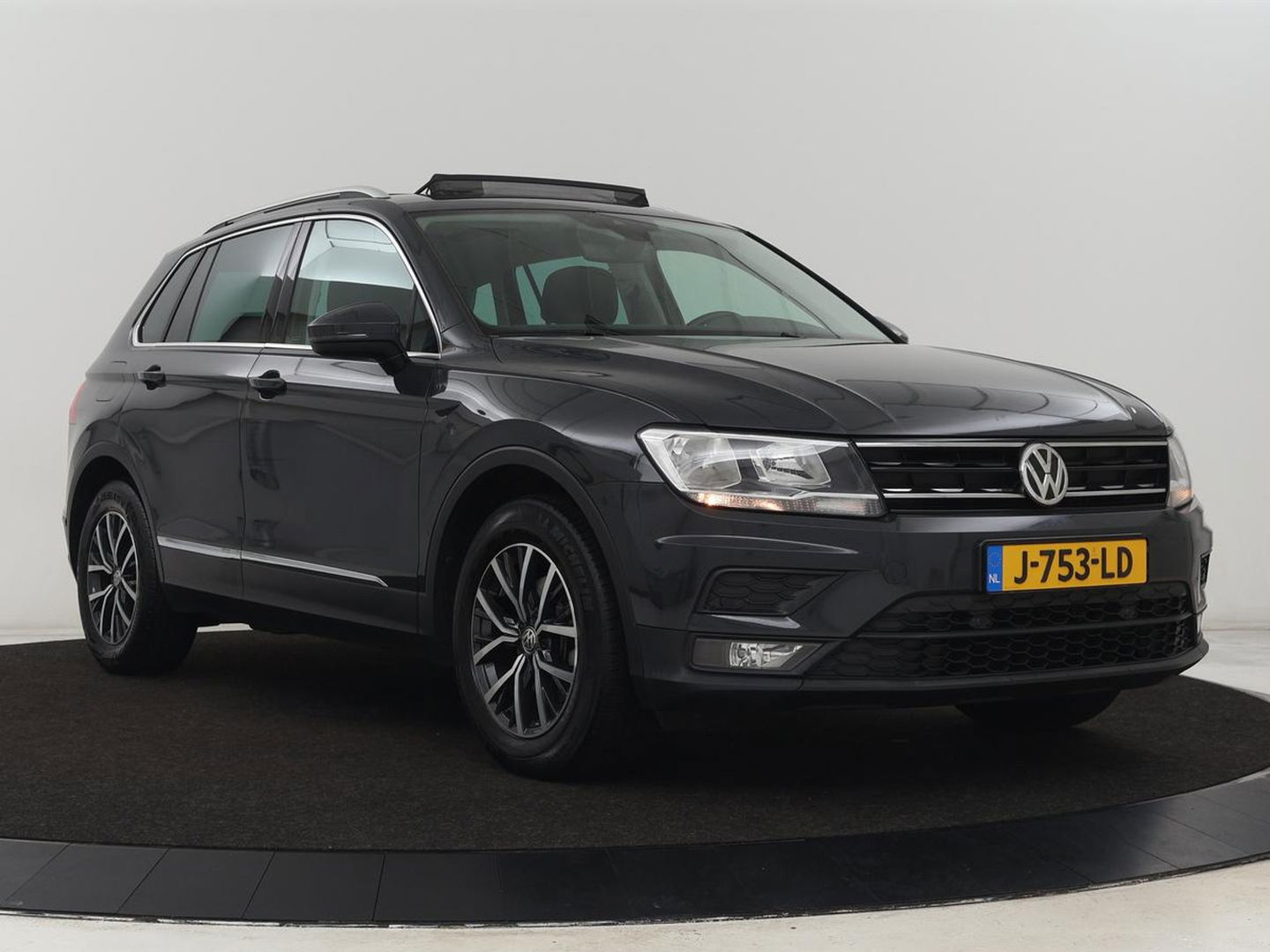 Volkswagen Tiguan 1.5 TSI Comfortline | Panoramadak | Stoelverwarming | Massage | Adaptive cruise | Carplay | Navigatie | Parkeerhulp