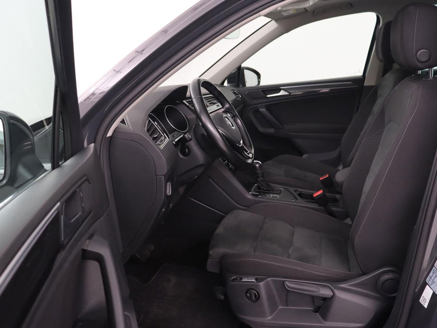 Volkswagen Tiguan 1.5 TSI Comfortline | Panoramadak | Stoelverwarming | Massage | Adaptive cruise | Carplay | Navigatie | Parkeerhulp