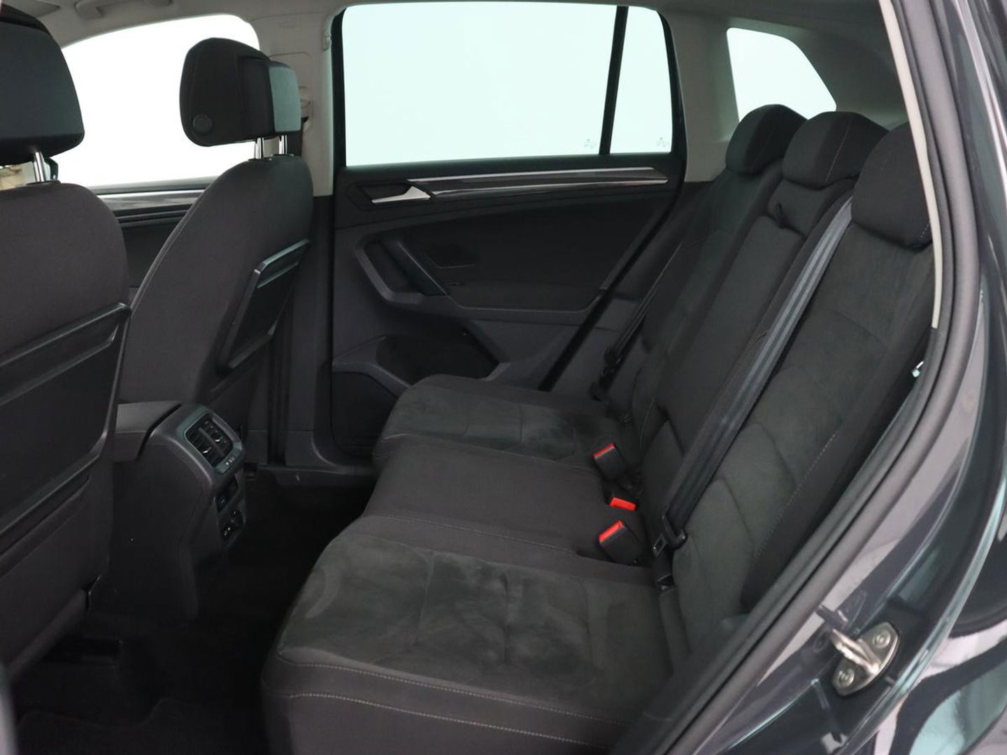 Volkswagen Tiguan 1.5 TSI Comfortline | Panoramadak | Stoelverwarming | Massage | Adaptive cruise | Carplay | Navigatie | Parkeerhulp