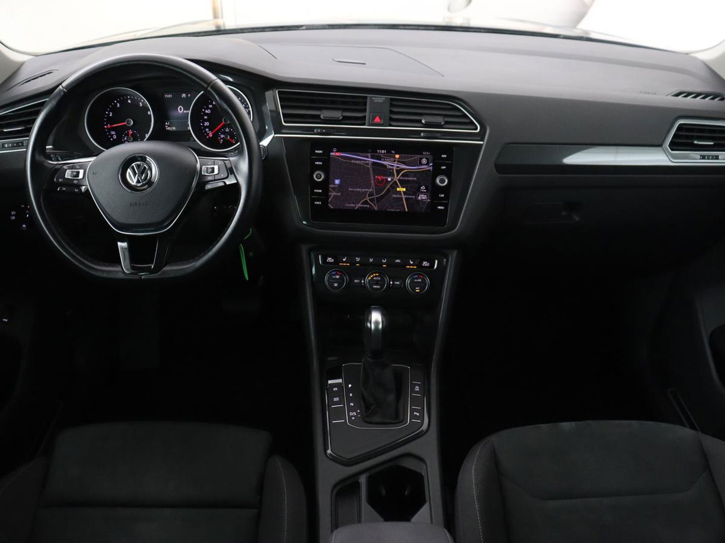 Volkswagen Tiguan 1.5 TSI Comfortline | Panoramadak | Stoelverwarming | Massage | Adaptive cruise | Carplay | Navigatie | Parkeerhulp