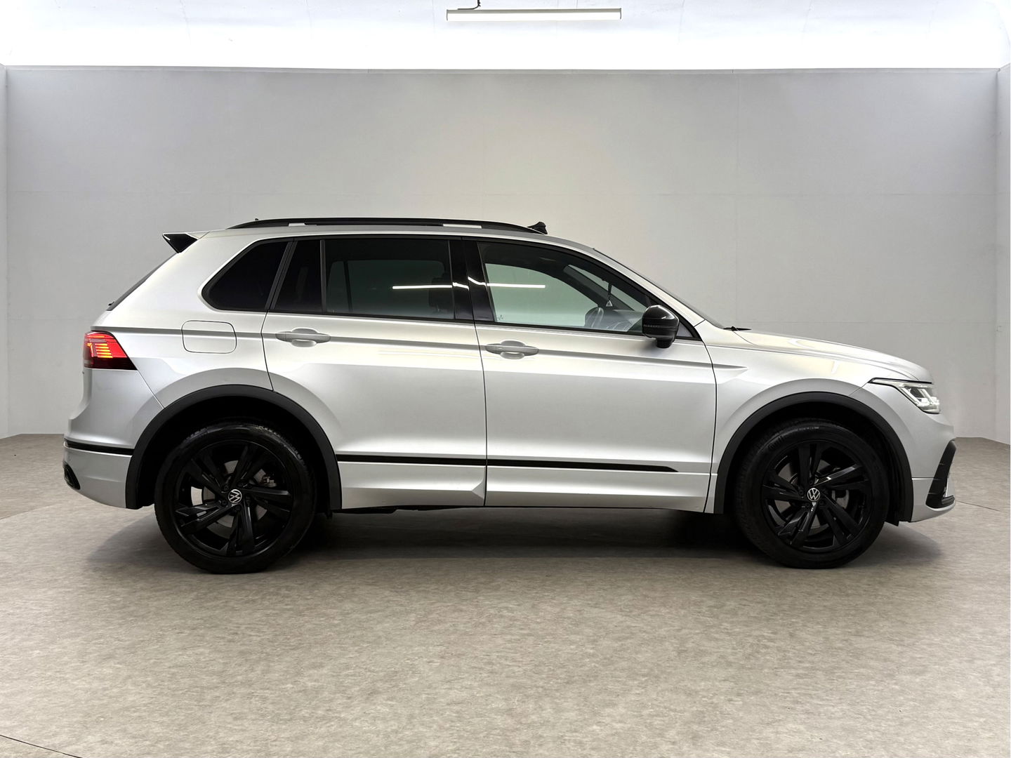 Volkswagen Tiguan 1.4 TSI eHybrid 245PK R-Line Black Style | Pano | Virtual | Adap. Cruise | Sfeer | Carplay | Keyless | Stoelverw. | NAP