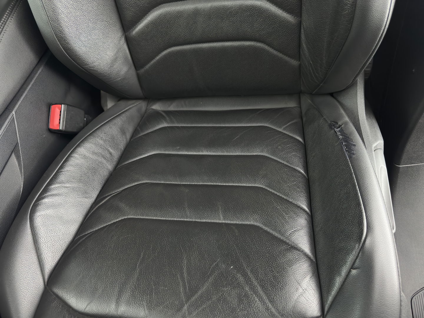 Volkswagen Touareg 3.0 TDI R-Line (INCL-BTW) Aut. *LUXURY-LEATHER | FULL-LED | BLIND-SPOT | HEATED-COMFORTSEATS | AIR-SUSPENSION | KEYLESS | CAMERA | NAVI-FULLMAP | PRIVACY-GLASS | ADAPTIVE-CRUISE |  SHIFT-PADDLES | TOWBAR*