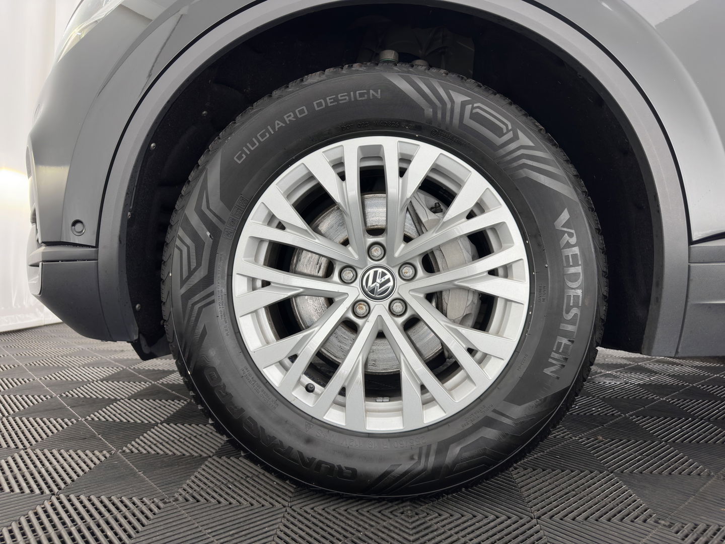 Volkswagen Touareg 3.0 TDI R-Line (INCL-BTW) Aut. *LUXURY-LEATHER | FULL-LED | BLIND-SPOT | HEATED-COMFORTSEATS | AIR-SUSPENSION | KEYLESS | CAMERA | NAVI-FULLMAP | PRIVACY-GLASS | ADAPTIVE-CRUISE |  SHIFT-PADDLES | TOWBAR*