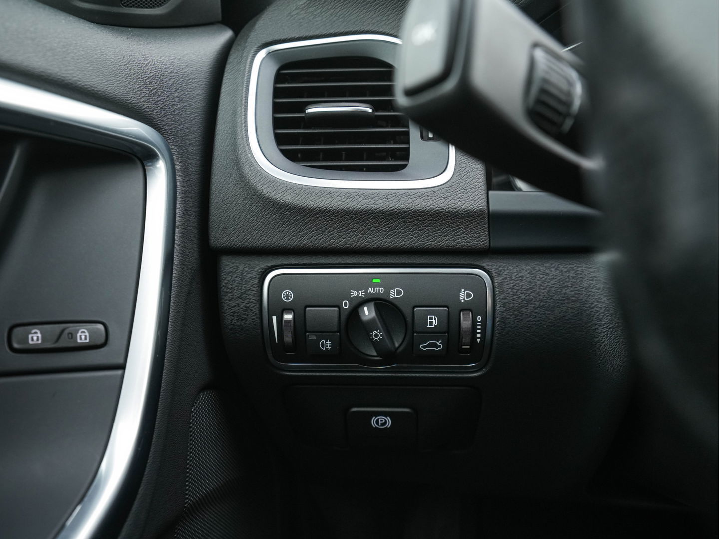 Volvo S60 1.6 T3 R-Design Summum Aut. *LEATHER-MICROFIBRE | NAVI-FULLMAP | SPORT-SEATS | ECC | PDC | CRUISE | 18''ALU*