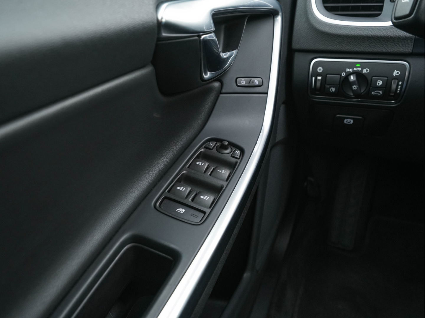 Volvo S60 1.6 T3 Summum R-Design Aut. *LEATHER-MICROFIBRE | NAVI-FULLMAP | SPORT-SEATS | ECC | PDC | CRUISE | 18''ALU*