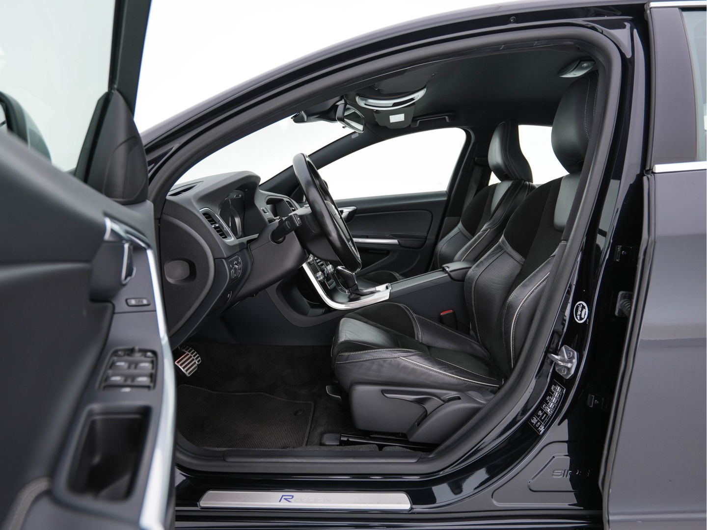 Volvo S60 1.6 T3 Summum R-Design Aut. *LEATHER-MICROFIBRE | NAVI-FULLMAP | SPORT-SEATS | ECC | PDC | CRUISE | 18''ALU*