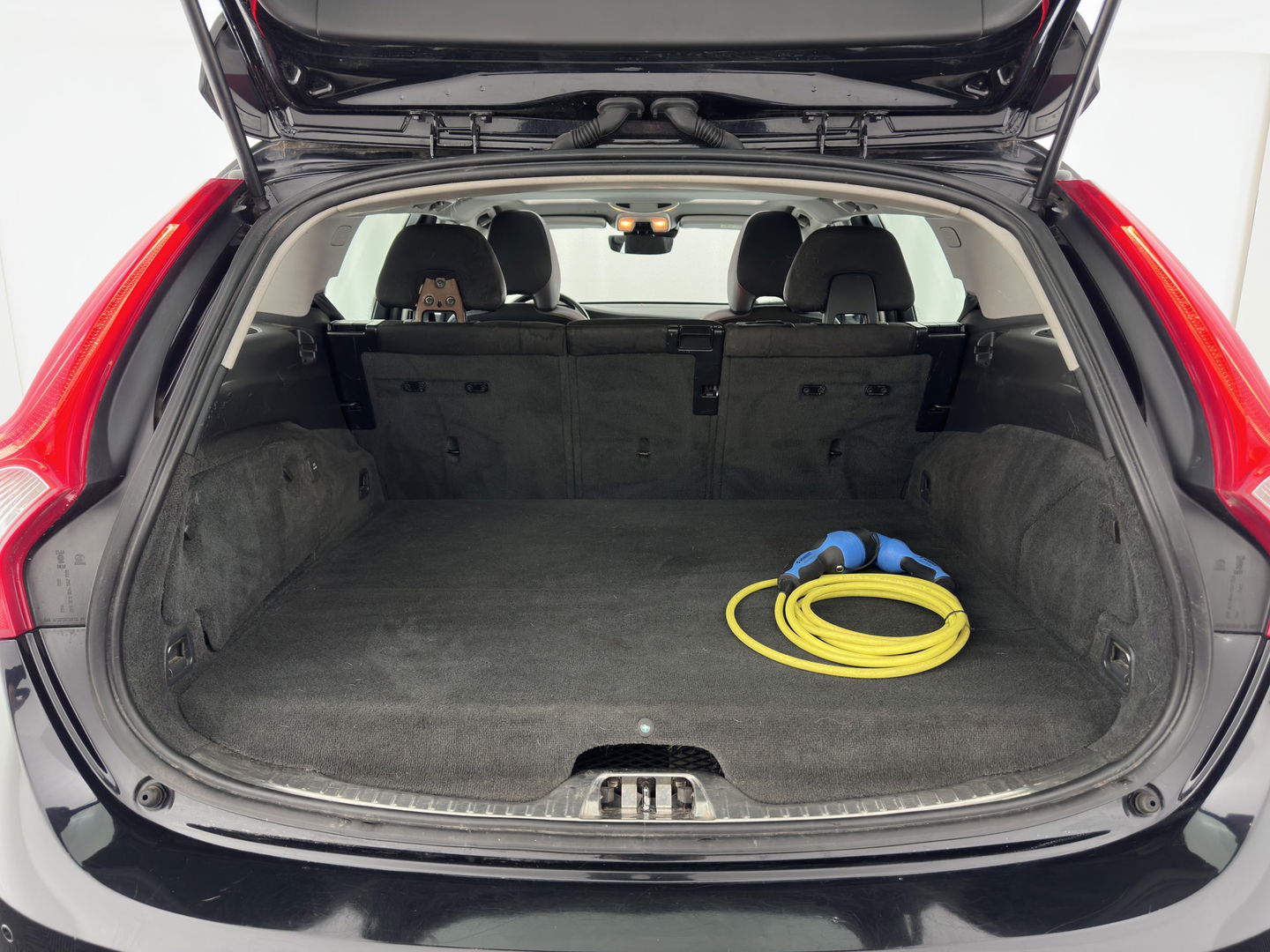 Volvo V60 2.4 D6 AWD Plug-In Hybrid Momentum Aut. *PANO | LEATHER-FABRIC | NAVI-FULLMAP | HEATED-COMFORTSEATS | ECC | PDC | CRUISE | TOWBAR | 17''ALU*