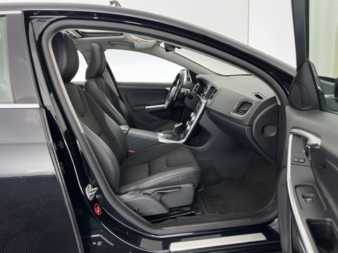 Volvo V60 2.4 D6 AWD Plug-In Hybrid Momentum Aut. *PANO | LEATHER-FABRIC | NAVI-FULLMAP | HEATED-COMFORTSEATS | ECC | PDC | CRUISE | TOWBAR | 17''ALU*