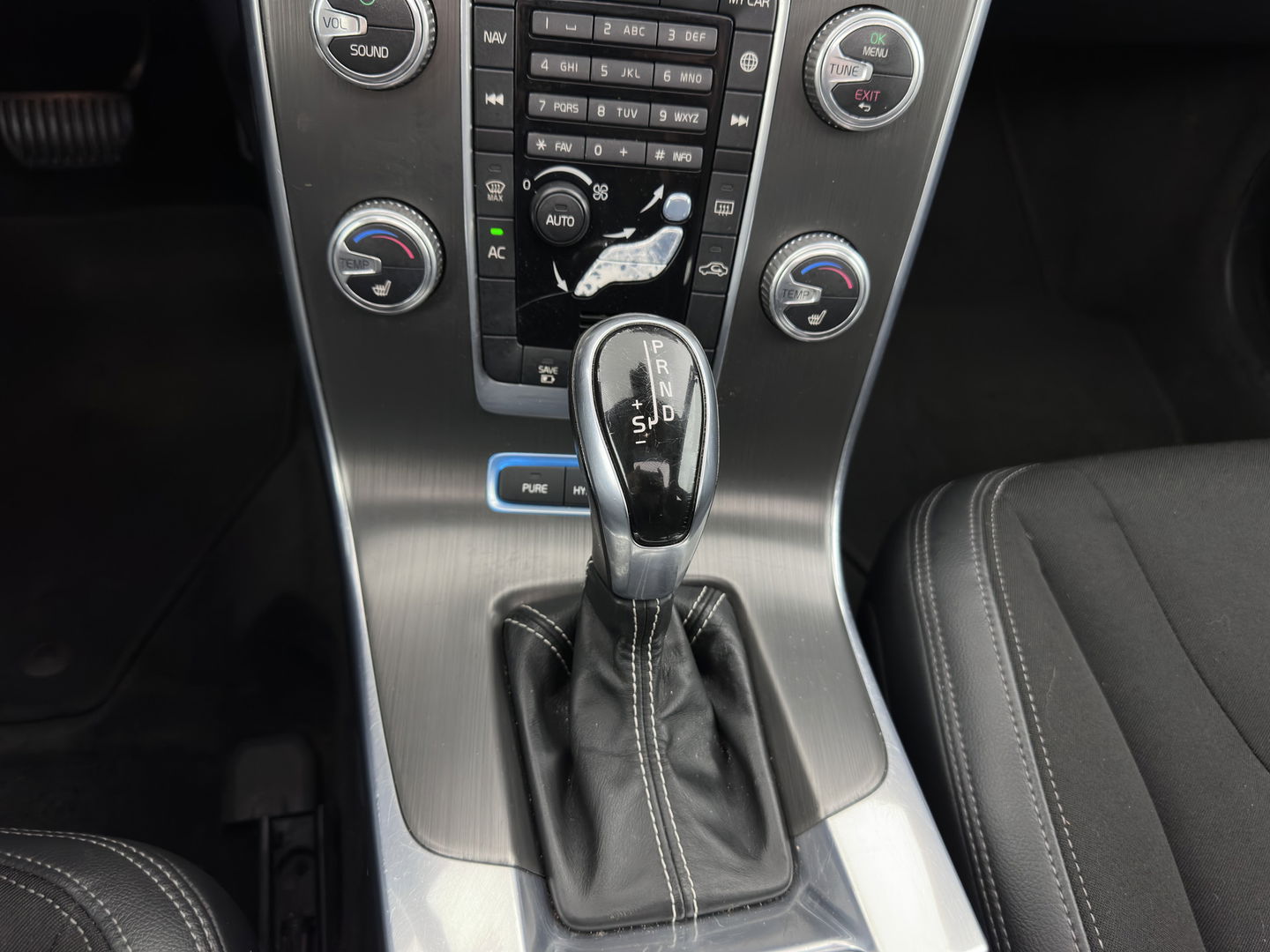 Volvo V60 2.4 D6 AWD Plug-In Hybrid Momentum Aut. *PANO | LEATHER-FABRIC | NAVI-FULLMAP | HEATED-COMFORTSEATS | ECC | PDC | CRUISE | TOWBAR | 17''ALU*