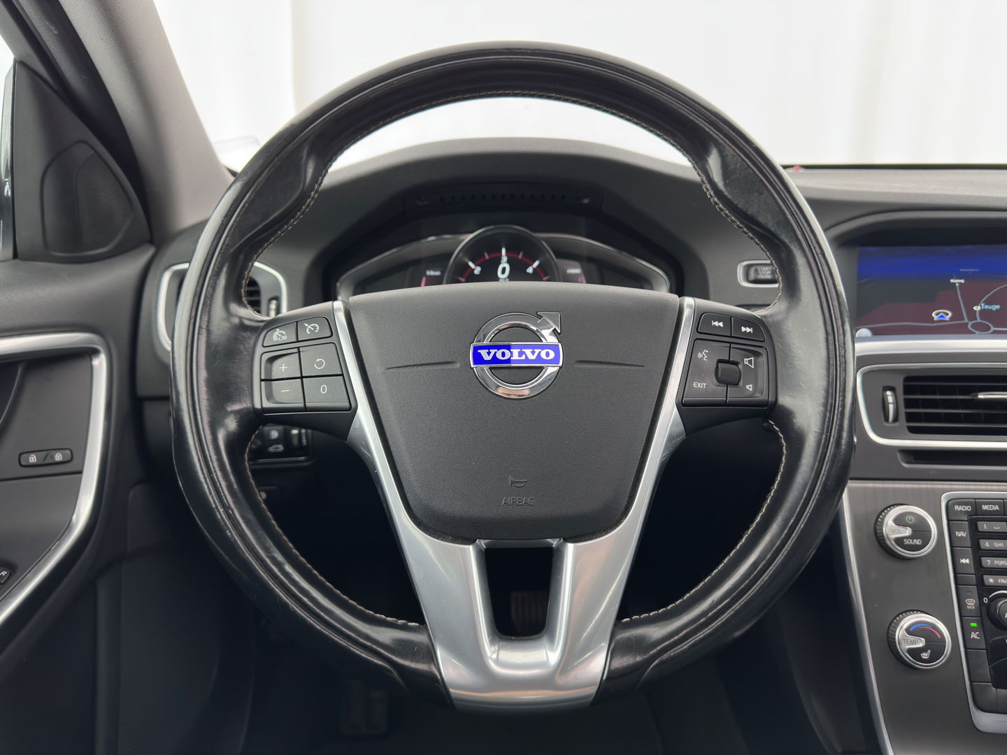 Volvo V60 2.4 D6 AWD Plug-In Hybrid Momentum Aut. *PANO | LEATHER-FABRIC | NAVI-FULLMAP | HEATED-COMFORTSEATS | ECC | PDC | CRUISE | TOWBAR | 17''ALU*