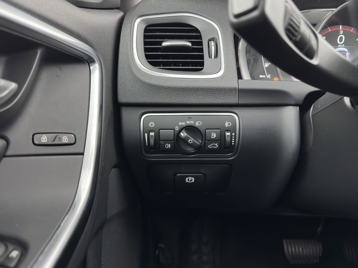 Volvo V60 2.4 D6 AWD Plug-In Hybrid Momentum Aut. *PANO | LEATHER-FABRIC | NAVI-FULLMAP | HEATED-COMFORTSEATS | ECC | PDC | CRUISE | TOWBAR | 17''ALU*