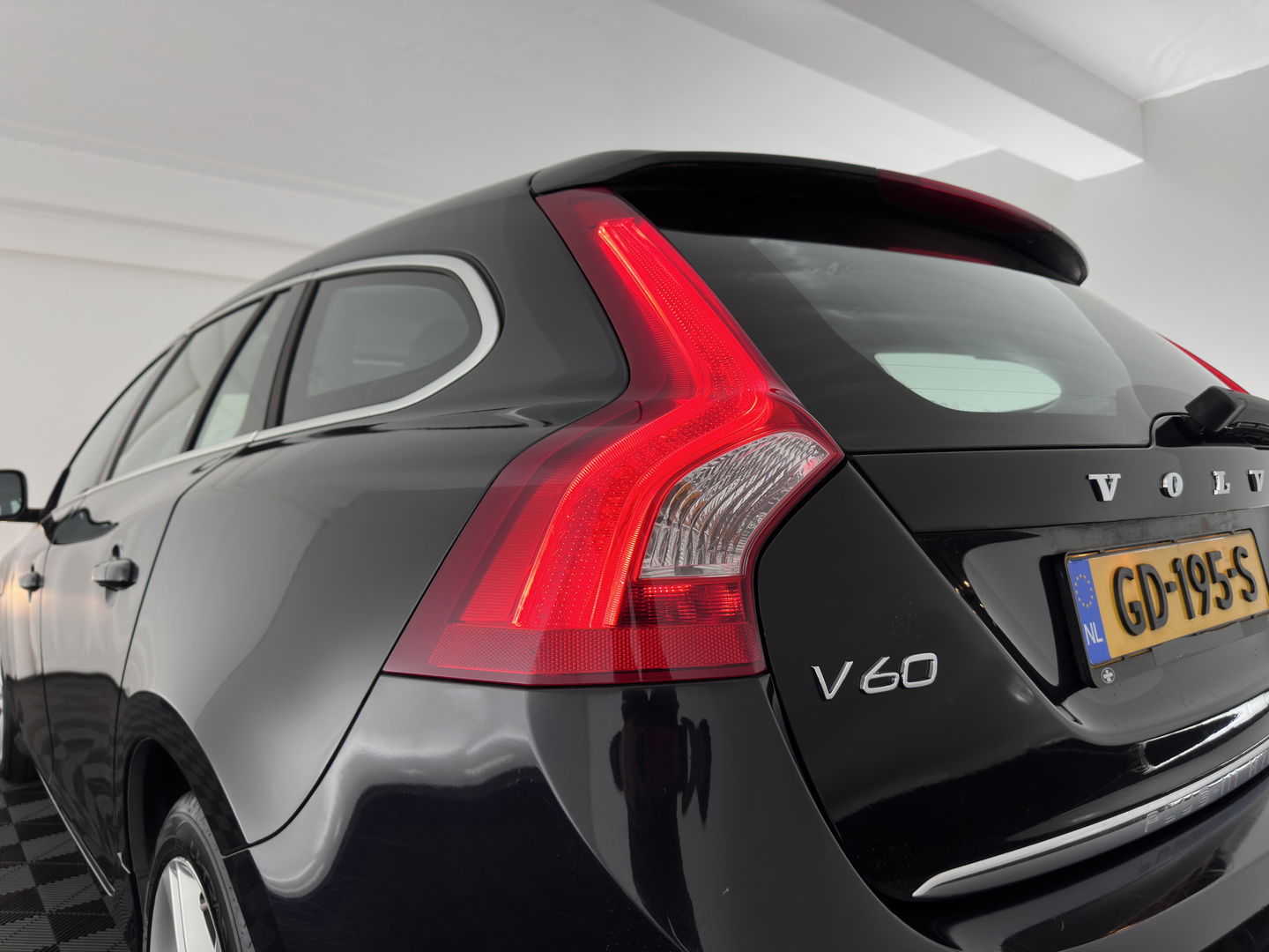 Volvo V60 2.4 D6 AWD Plug-In Hybrid Momentum Aut. *PANO | LEATHER-FABRIC | NAVI-FULLMAP | HEATED-COMFORTSEATS | ECC | PDC | CRUISE | TOWBAR | 17''ALU*