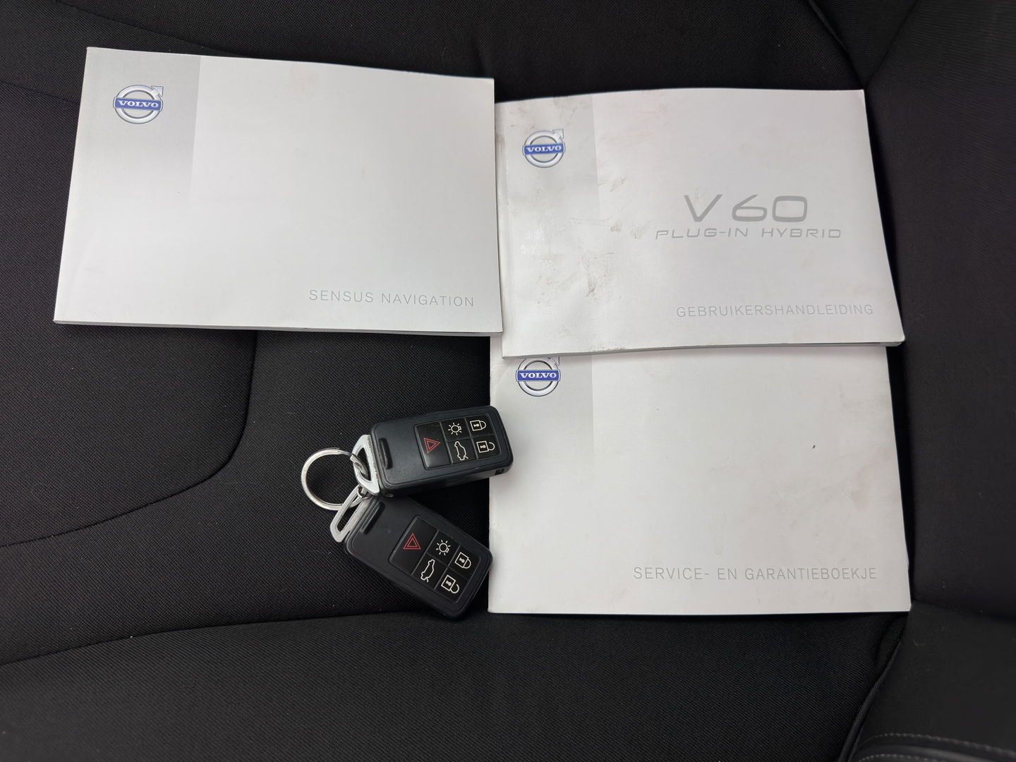 Volvo V60 2.4 D6 AWD Plug-In Hybrid Momentum Aut. *PANO | LEATHER-FABRIC | NAVI-FULLMAP | HEATED-COMFORTSEATS | ECC | PDC | CRUISE | TOWBAR | 17''ALU*