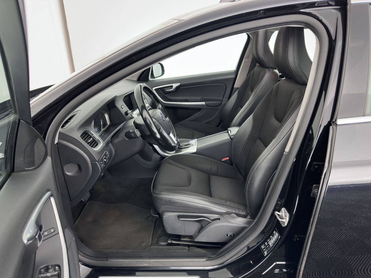 Volvo V60 2.4 D6 AWD Plug-In Hybrid Momentum Aut. *PANO | LEATHER-FABRIC | NAVI-FULLMAP | HEATED-COMFORTSEATS | ECC | PDC | CRUISE | TOWBAR | 17''ALU*