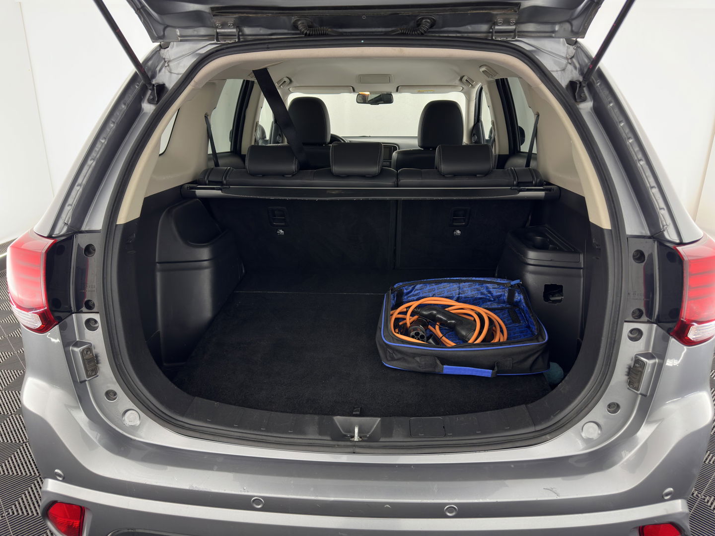 Mitsubishi Outlander 2.0 PHEV Pure (INCL.BTW) Aut. *LEATHER-MICROFIBRE | COMFORTSEATS | CARPLAY | CAMERA | DAB+ | KEYLESS | PRIVACY-GLASS | SHFT-PADDLES | TOWBAR | 16''ALU*