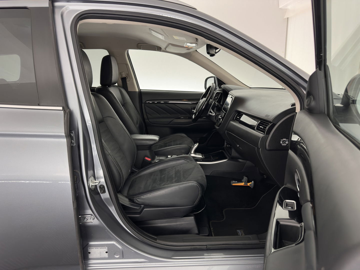 Mitsubishi Outlander 2.0 PHEV Pure (INCL.BTW) Aut. *LEATHER-MICROFIBRE | COMFORTSEATS | CARPLAY | CAMERA | DAB+ | KEYLESS | PRIVACY-GLASS | SHFT-PADDLES | TOWBAR | 16''ALU*