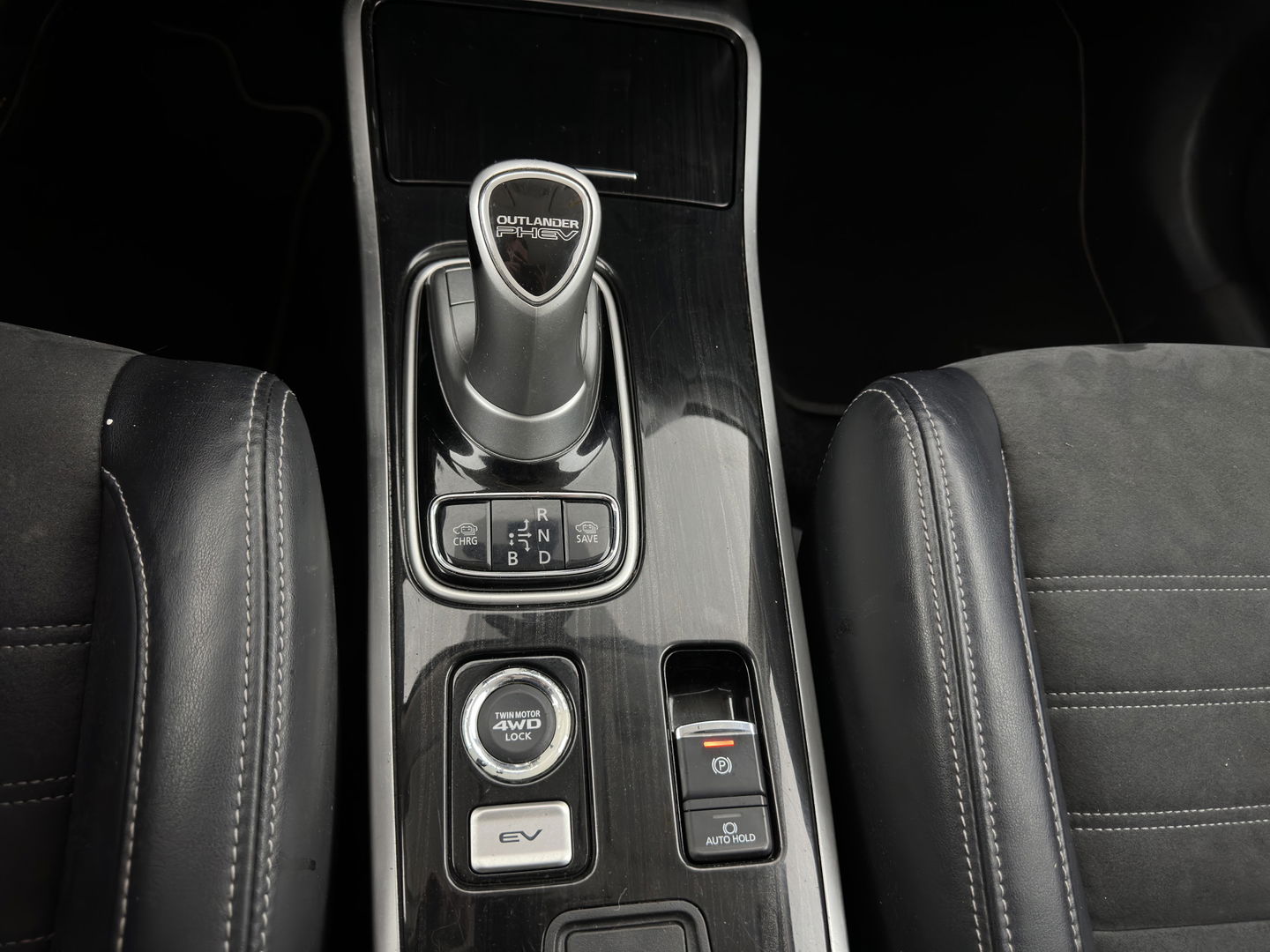 Mitsubishi Outlander 2.0 PHEV Pure (INCL.BTW) Aut. *LEATHER-MICROFIBRE | COMFORTSEATS | CARPLAY | CAMERA | DAB+ | KEYLESS | PRIVACY-GLASS | SHFT-PADDLES | TOWBAR | 16''ALU*