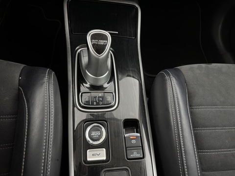 Mitsubishi Outlander 2.0 PHEV Pure (INCL.BTW) Aut. *LEATHER-MICROFIBRE | COMFORTSEATS | CARPLAY | CAMERA | DAB+ | KEYLESS | PRIVACY-GLASS | SHFT-PADDLES | TOWBAR | 16''ALU*