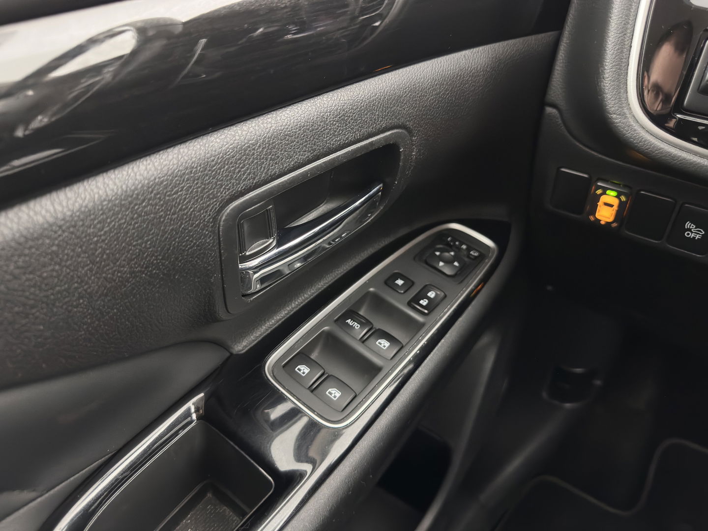 Mitsubishi Outlander 2.0 PHEV Pure (INCL.BTW) Aut. *LEATHER-MICROFIBRE | COMFORTSEATS | CARPLAY | CAMERA | DAB+ | KEYLESS | PRIVACY-GLASS | SHFT-PADDLES | TOWBAR | 16''ALU*