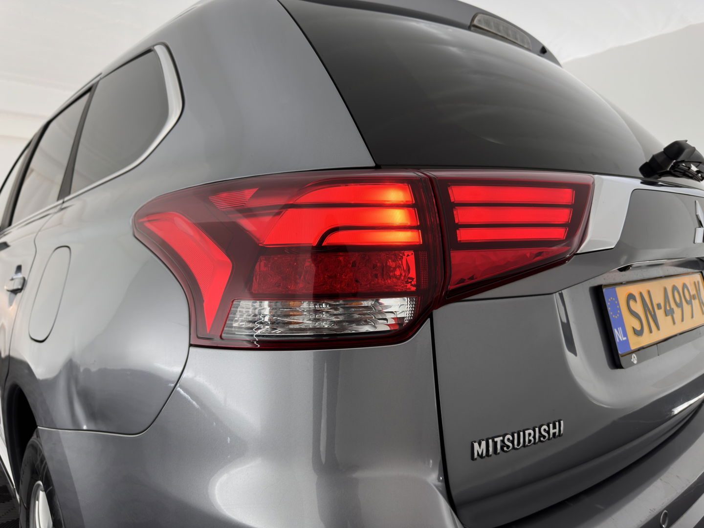 Mitsubishi Outlander 2.0 PHEV Pure (INCL.BTW) Aut. *LEATHER-MICROFIBRE | COMFORTSEATS | CARPLAY | CAMERA | DAB+ | KEYLESS | PRIVACY-GLASS | SHFT-PADDLES | TOWBAR | 16''ALU*