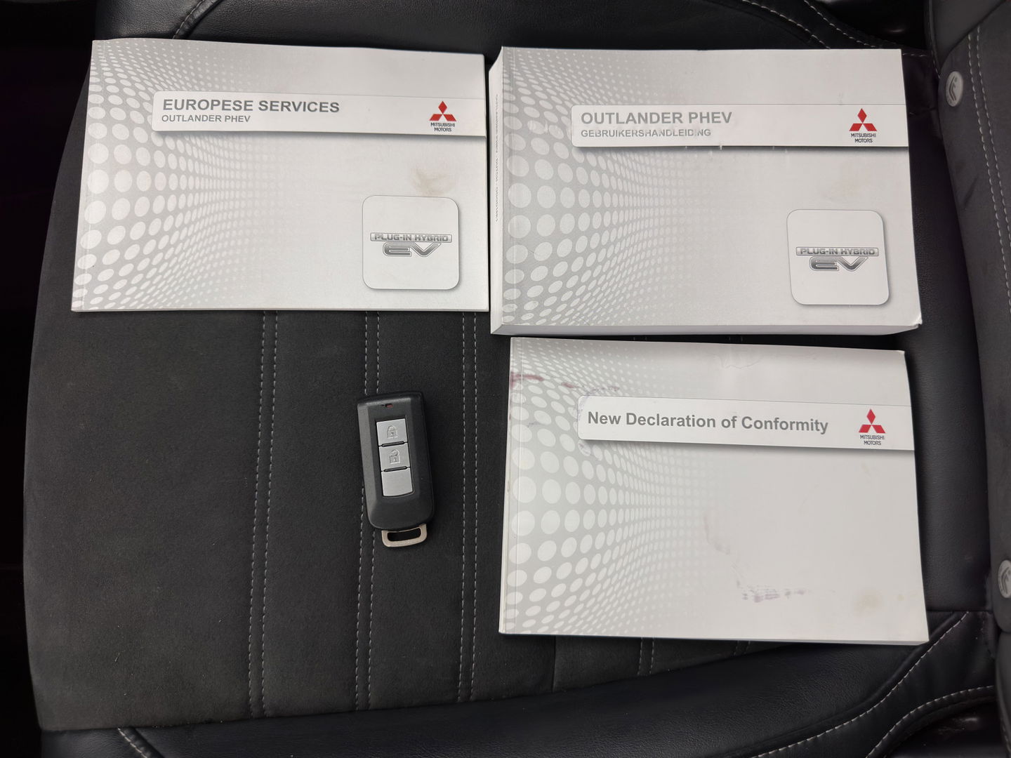 Mitsubishi Outlander 2.0 PHEV (Plug-In) Pure (INCL-BTW) Aut. *LEATHER-MICROFIBRE | COMFORTSEATS | CARPLAY | CAMERA | DAB+ | KEYLESS | PRIVACY-GLASS | SHIFT-PADDLES | TOWBAR | 16''ALU*