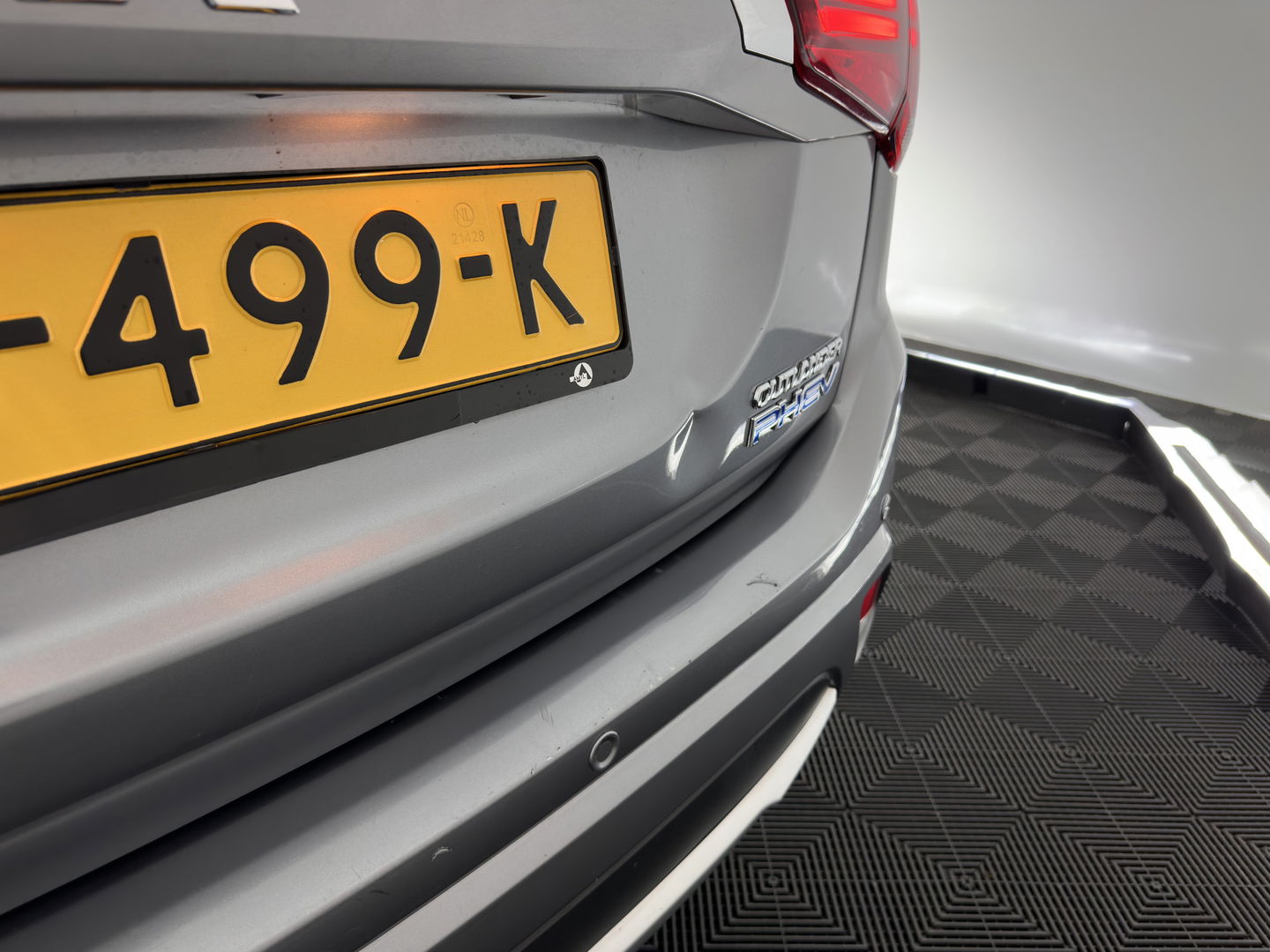 Mitsubishi Outlander 2.0 PHEV Pure (INCL.BTW) Aut. *LEATHER-MICROFIBRE | COMFORTSEATS | CARPLAY | CAMERA | DAB+ | KEYLESS | PRIVACY-GLASS | SHFT-PADDLES | TOWBAR | 16''ALU*