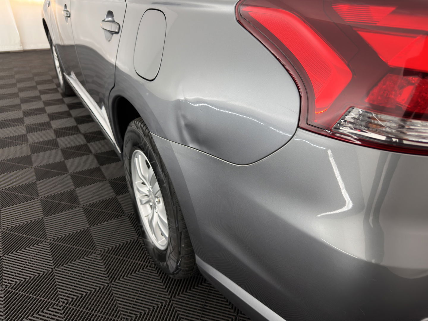 Mitsubishi Outlander 2.0 PHEV Pure (INCL.BTW) Aut. *LEATHER-MICROFIBRE | COMFORTSEATS | CARPLAY | CAMERA | DAB+ | KEYLESS | PRIVACY-GLASS | SHFT-PADDLES | TOWBAR | 16''ALU*