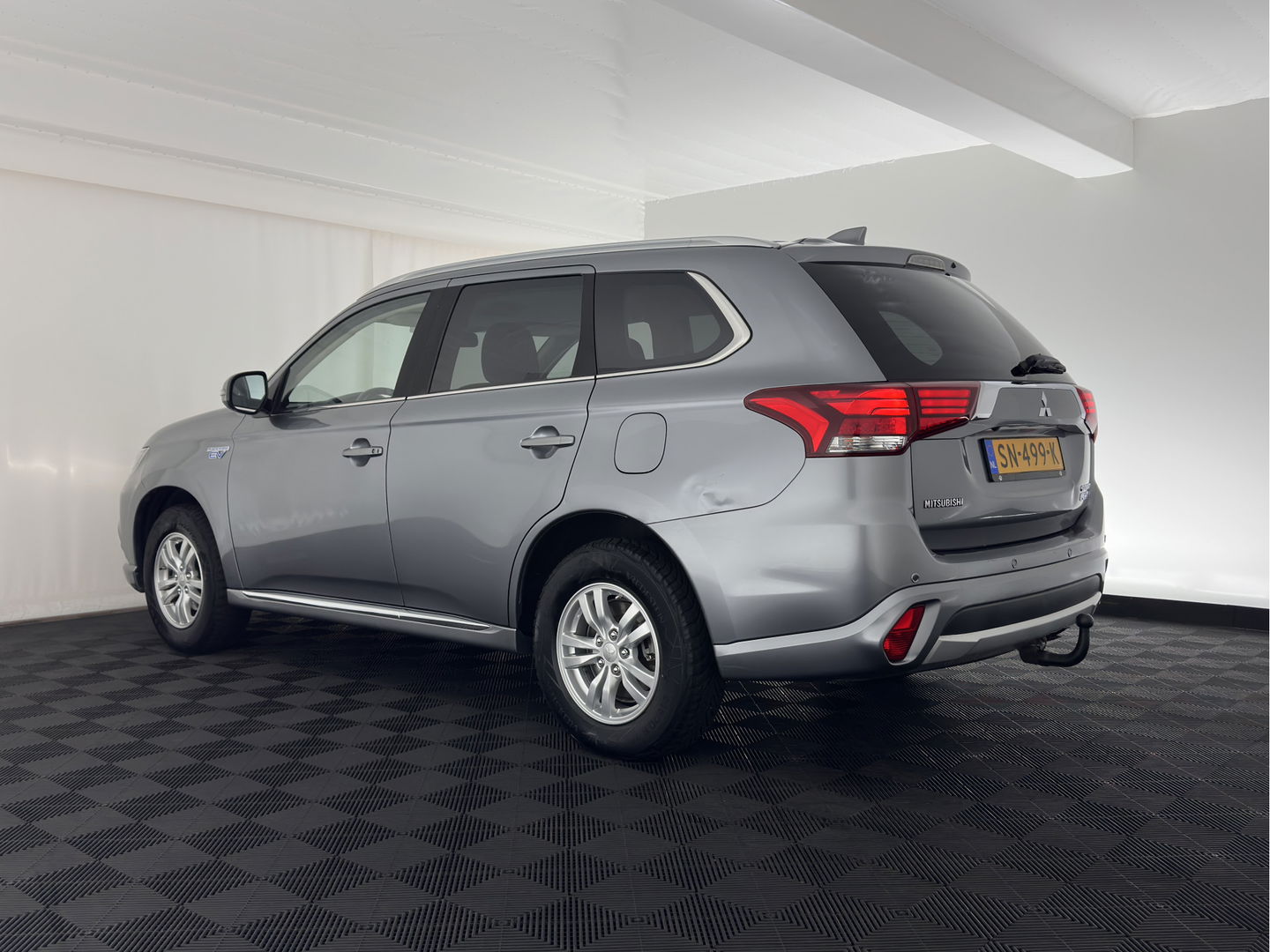 Mitsubishi Outlander 2.0 PHEV (Plug-In) Pure (INCL-BTW) Aut. *LEATHER-MICROFIBRE | COMFORTSEATS | CARPLAY | CAMERA | DAB+ | KEYLESS | PRIVACY-GLASS | SHIFT-PADDLES | TOWBAR | 16''ALU*