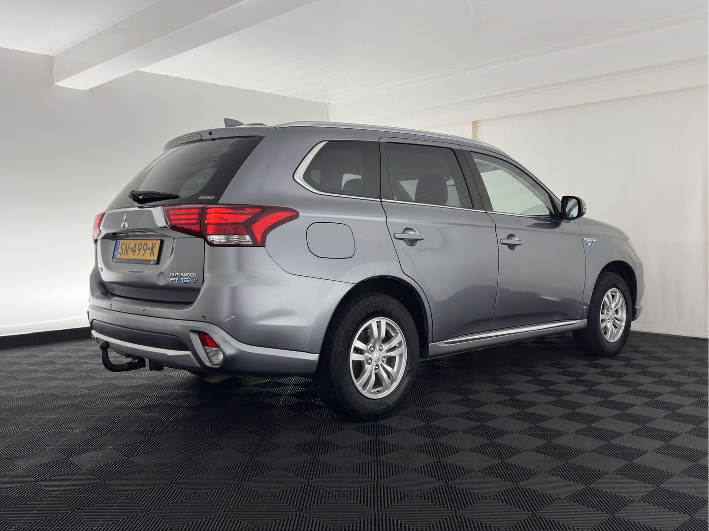 Mitsubishi Outlander 2.0 PHEV Pure (INCL.BTW) Aut. *LEATHER-MICROFIBRE | COMFORTSEATS | CARPLAY | CAMERA | DAB+ | KEYLESS | PRIVACY-GLASS | SHFT-PADDLES | TOWBAR | 16''ALU*