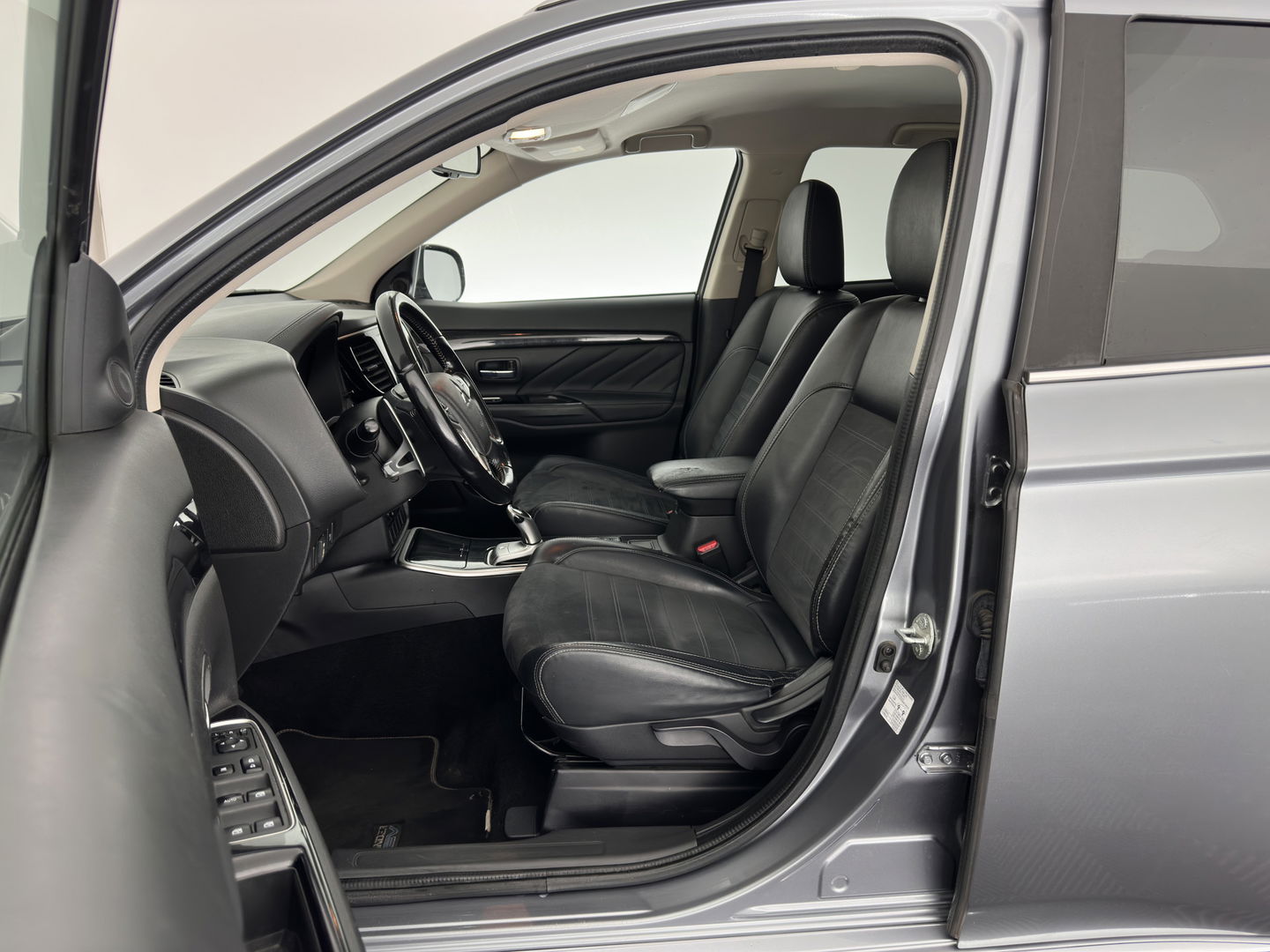 Mitsubishi Outlander 2.0 PHEV Pure (INCL.BTW) Aut. *LEATHER-MICROFIBRE | COMFORTSEATS | CARPLAY | CAMERA | DAB+ | KEYLESS | PRIVACY-GLASS | SHFT-PADDLES | TOWBAR | 16''ALU*