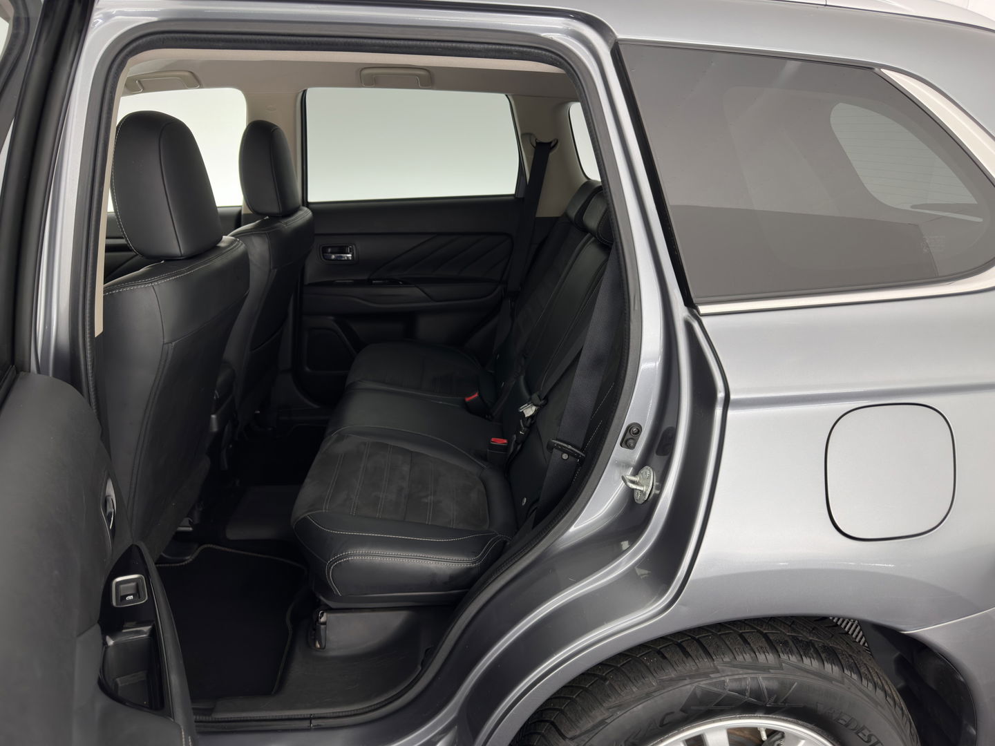 Mitsubishi Outlander 2.0 PHEV (Plug-In) Pure (INCL-BTW) Aut. *LEATHER-MICROFIBRE | COMFORTSEATS | CARPLAY | CAMERA | DAB+ | KEYLESS | PRIVACY-GLASS | SHIFT-PADDLES | TOWBAR | 16''ALU*